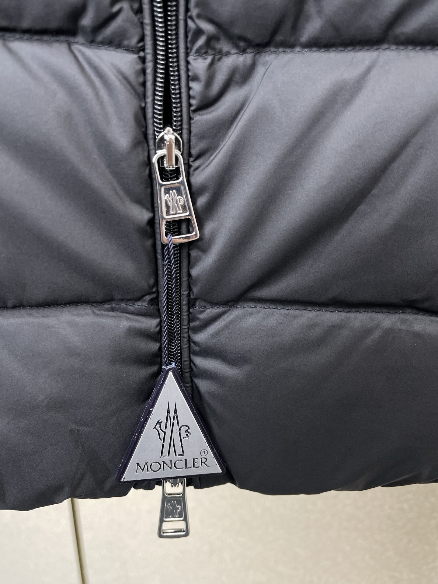 。羽绒服- Moncler蒙口💥砸锅卖铁都要上的新款！新款羽绒马甲 贸易公司渠道稀出，降温天气必备的保暖