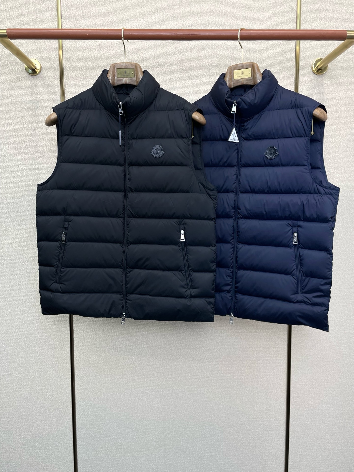 。羽绒服- Moncler蒙口💥砸锅卖铁都要上的新款！新款羽绒马甲 贸易公司渠道稀出，降温天气必备的保暖