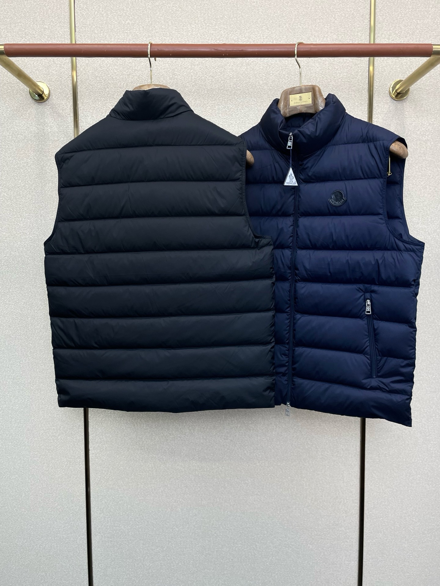 。羽绒服- Moncler蒙口💥砸锅卖铁都要上的新款！新款羽绒马甲 贸易公司渠道稀出，降温天气必备的保暖