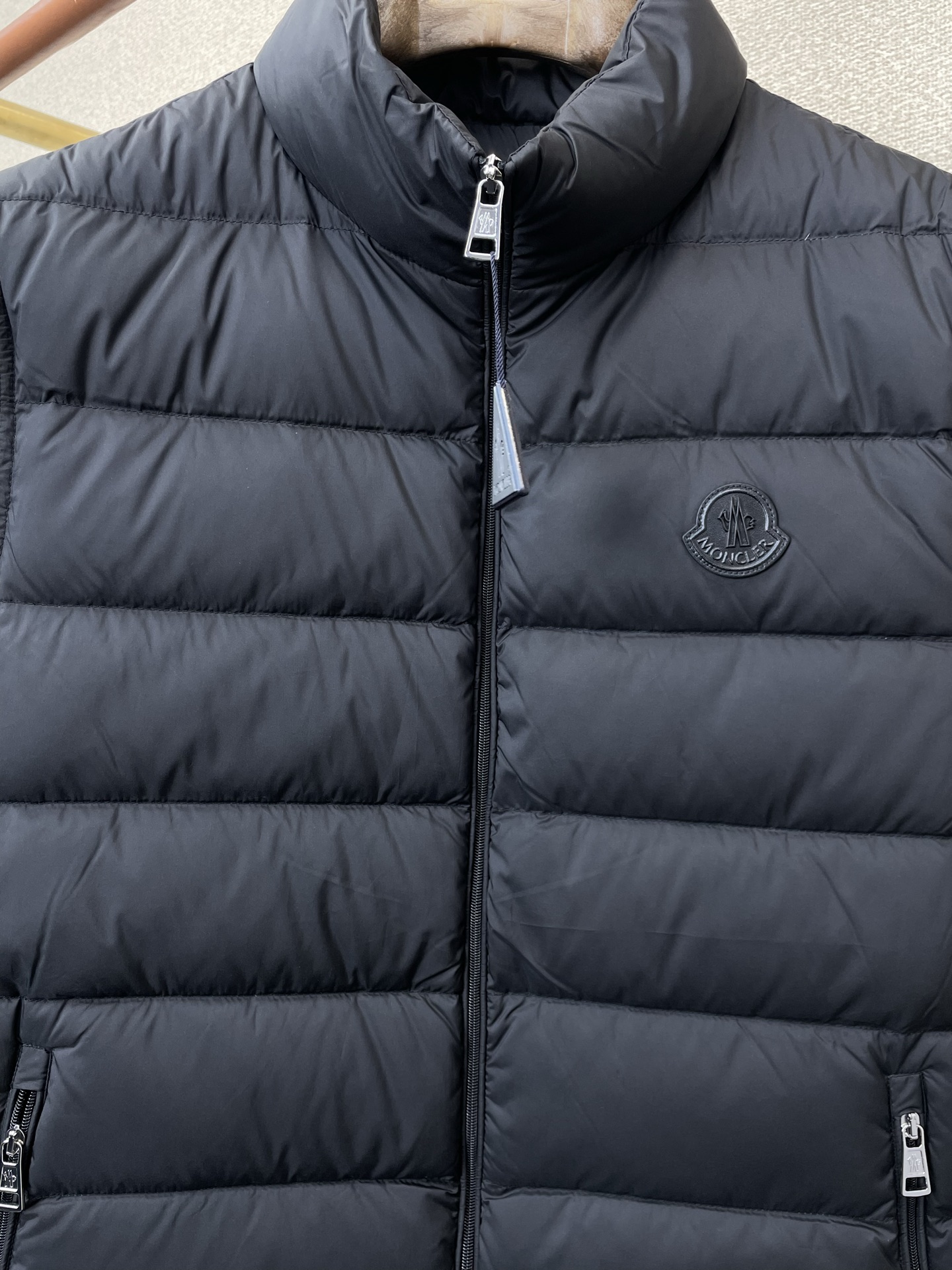 。羽绒服- Moncler蒙口💥砸锅卖铁都要上的新款！新款羽绒马甲 贸易公司渠道稀出，降温天气必备的保暖