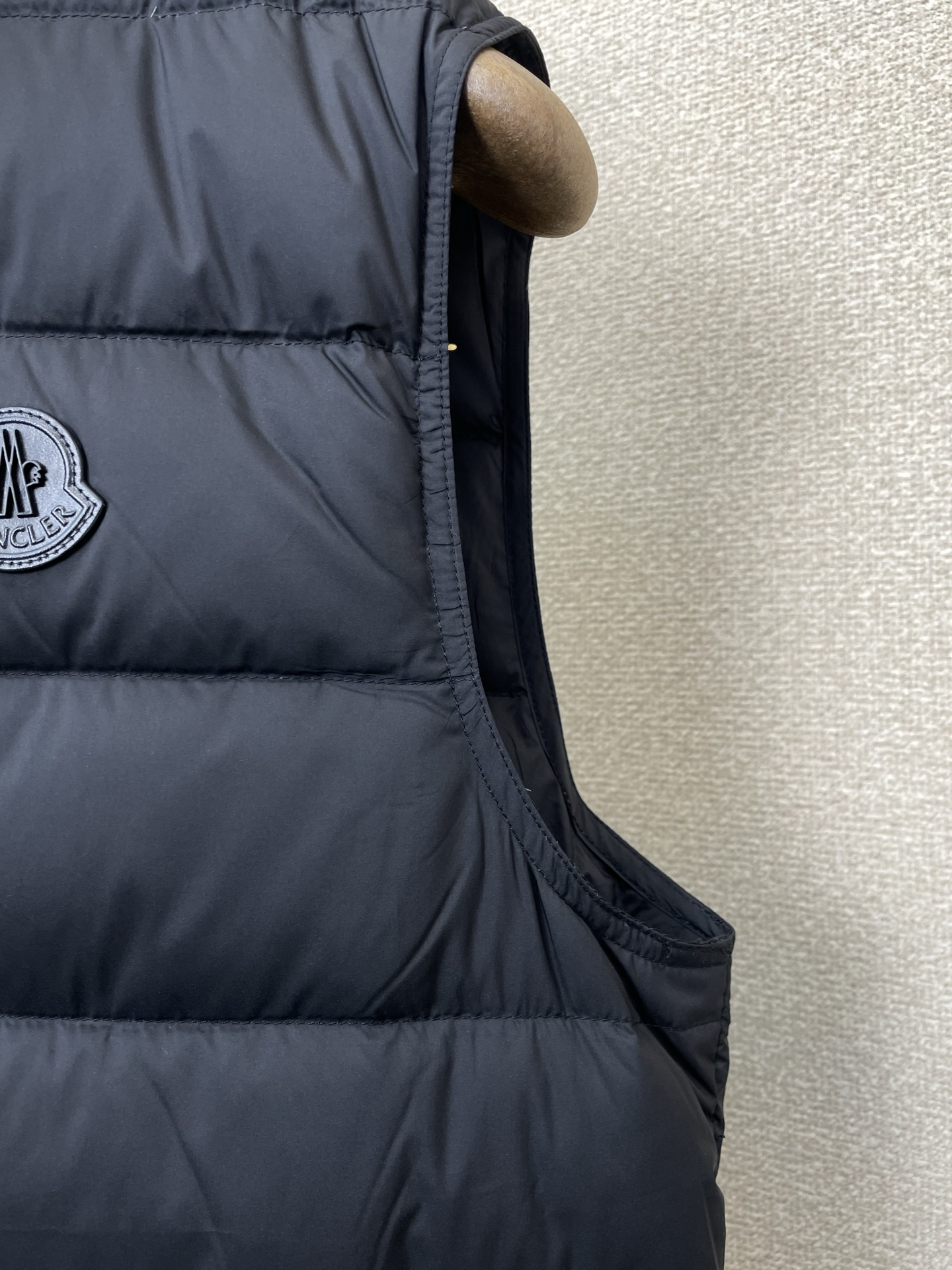 。羽绒服- Moncler蒙口💥砸锅卖铁都要上的新款！新款羽绒马甲 贸易公司渠道稀出，降温天气必备的保暖