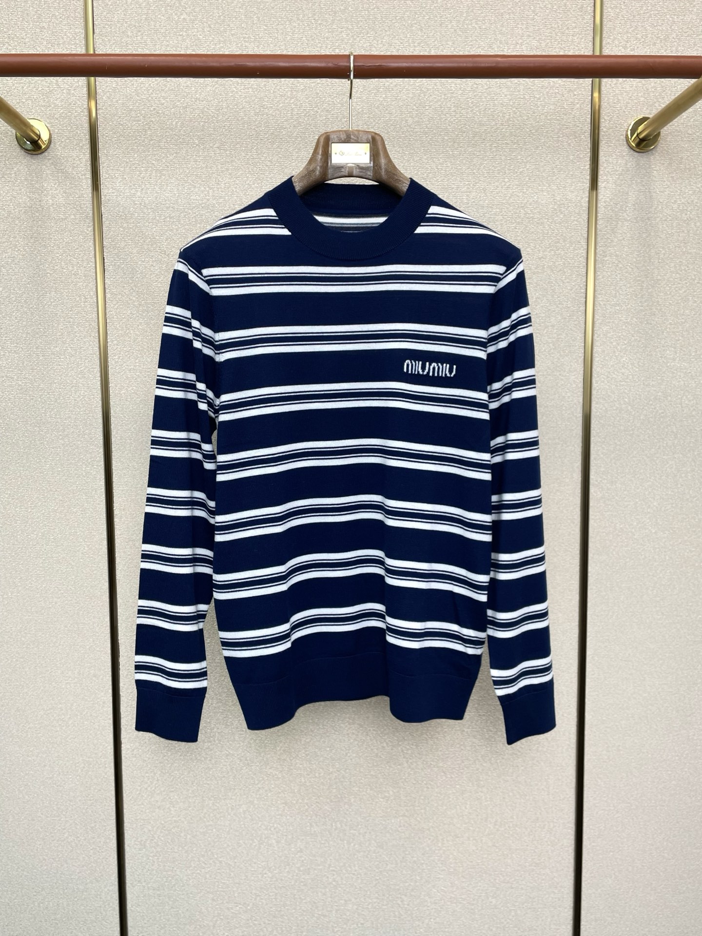 NO:598055,.Miumiu exclusively provides new original men's casual sweaters, high-end customization, high-end version, fashionable and versatile imported fabrics, super soft and delicate to the touch, skin-friendly and comfortable to wear, high-end boutique, the upper body is exquisitely made by the factory, a must-have item for men, complete with three standards, size M-3XL,,miumiu,sweaters,alexander wang19860909.Miumiu缪谬独家专供新款原单男士休闲毛衣 高端定制 高端版本 时尚百搭爆款进口面料 手感超柔软细腻 穿着亲肤舒适 高端精品 代工厂精细做上身非常赞 男士必备单品 三标齐全 码数M-3XL,,miumiu,sweaters,alexander wang,Men's clothing