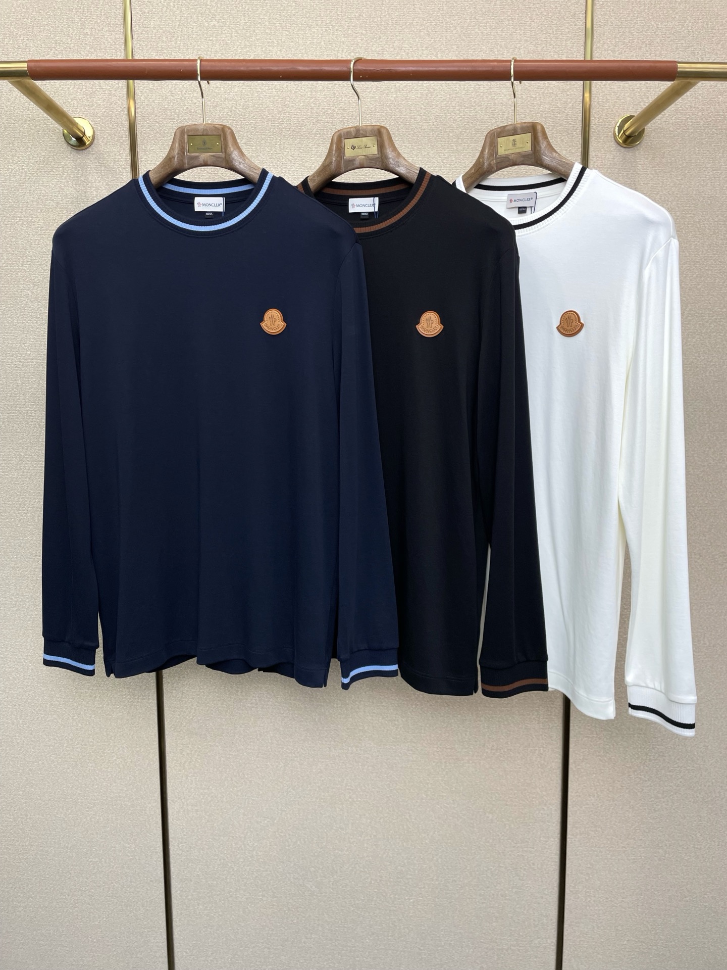 NO:598046,.Moncler Moncler Men's Men's Casual Long Sleeve Exclusively for the new original single, high-end customization, high version, fashionable and versatile imported fabrics, super soft and delicate to the touch, skin-friendly and comfortable to wear, high-end boutique, the upper body is exquisitely made by the factory, a must-have item for men, complete with three standards, size M-4XL,,Moncler,alexander wang19860909.Moncler蒙口独家专供新款原单男士休闲长袖 高端定制 高版本 时尚百搭爆款进口面料 手感超柔软细腻 穿着亲肤舒适 高端精品 代工厂精细做上身非常赞 男士必备单品 三标齐全 码数M-4XL,,Moncler,alexander wang,Men's clothing