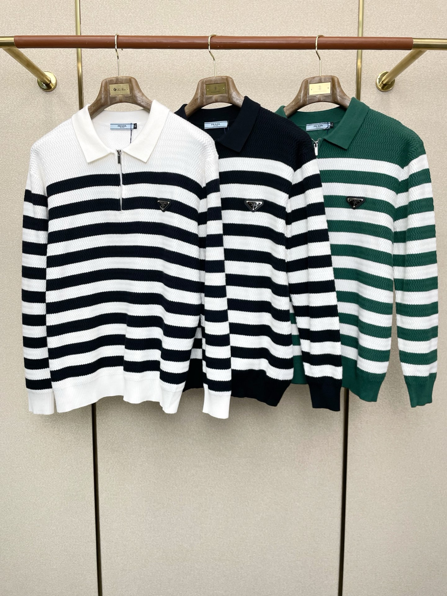 NO:598052,.Prada exclusively supplies new original men's casual sweaters, high-end customization, high version, fashionable and versatile imported fabrics, super soft and delicate to the touch, skin-friendly and comfortable to wear, high-end boutique, the upper body is exquisitely made by the factory, a must-have item for men, complete with three standards, size M-4XL,, prada, prada, sweaters, alexander wang19860909.Prada普拉达独家专供新款原单男士休闲毛衣 高端定制 高版本 时尚百搭爆款进口面料 手感超柔软细腻 穿着亲肤舒适 高端精品 代工厂精细做上身非常赞 男士必备单品 三标齐全 码数M-4XL,,prada,prada,sweaters,alexander wang,Men's clothing