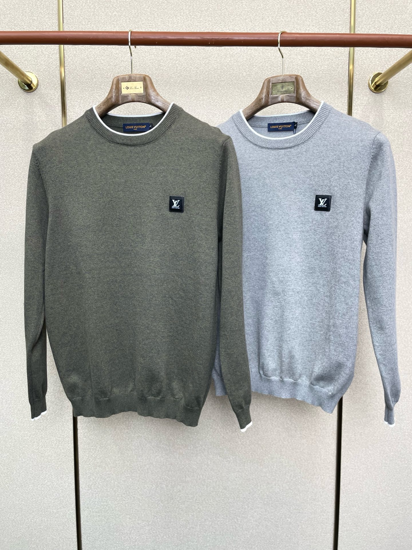 NO:598042,.Louis Vuitton Louis Vuitton exclusively provides new original men's casual sweaters. High-end customized high version. Fashionable and versatile imported fabrics. Super soft and delicate feel. Skin-friendly and comfortable to wear. High-end boutique. The upper body is finely made by the factory. It is a must-have item for men. Three labels are complete. Size M-4XL,,louis vuitton,louis vuitton,sweaters,alexander wang19860909.Louis Vuitton路易威登独家专供新款原单男士休闲毛衣 高端定制 高版本 时尚百搭爆款进口面料 手感超柔软细腻 穿着亲肤舒适 高端精品 代工厂精细做上身非常赞 男士必备单品 三标齐全 码数M-4XL,,louis vuitton,louis vuitton,sweaters,alexander wang,Men's clothing