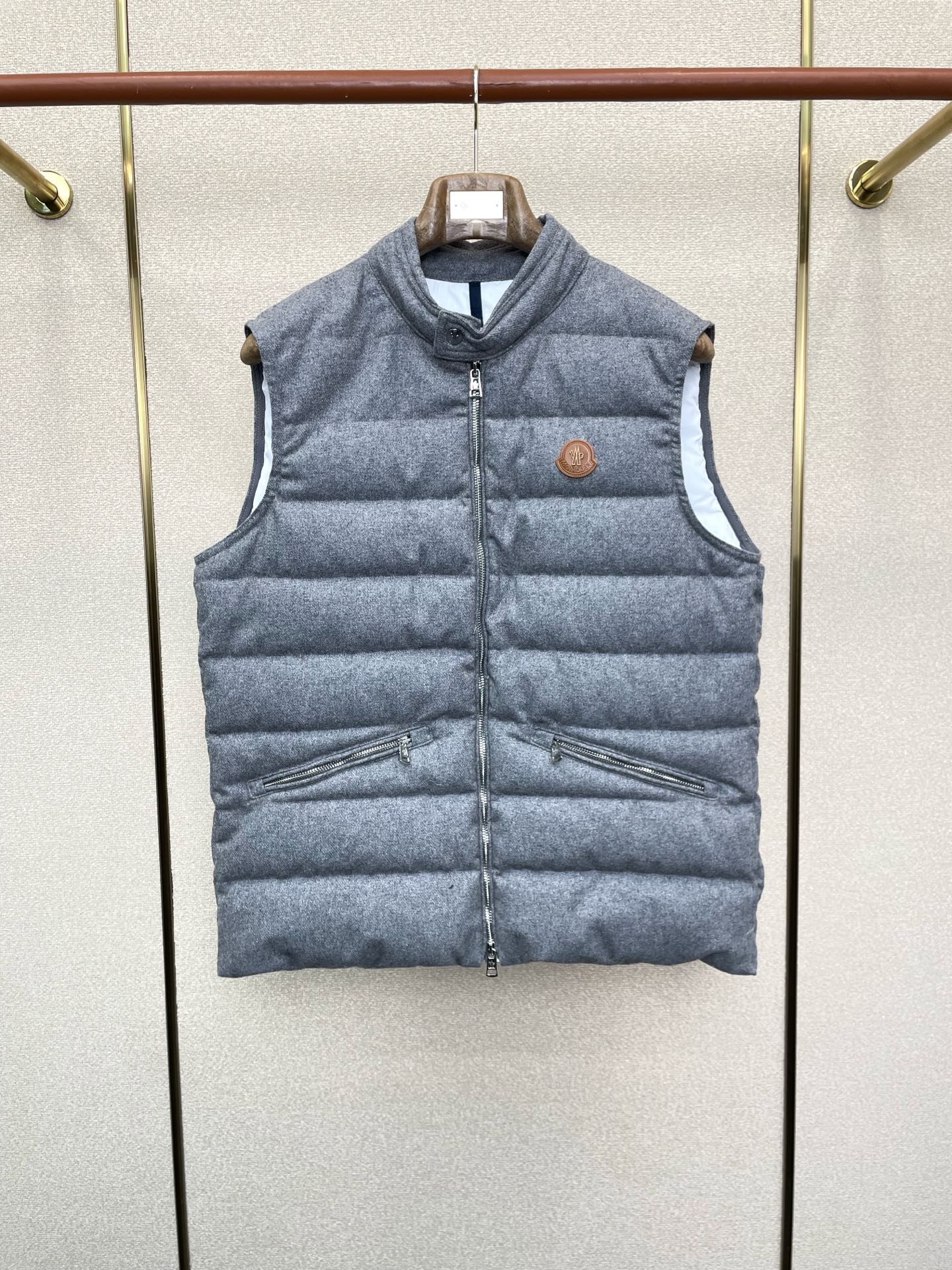 。羽绒服-Moncler蒙口💥砸锅卖铁都要上的新款！秋冬新款羽绒马甲 贸易公司渠道稀出❕降温天气必备的保