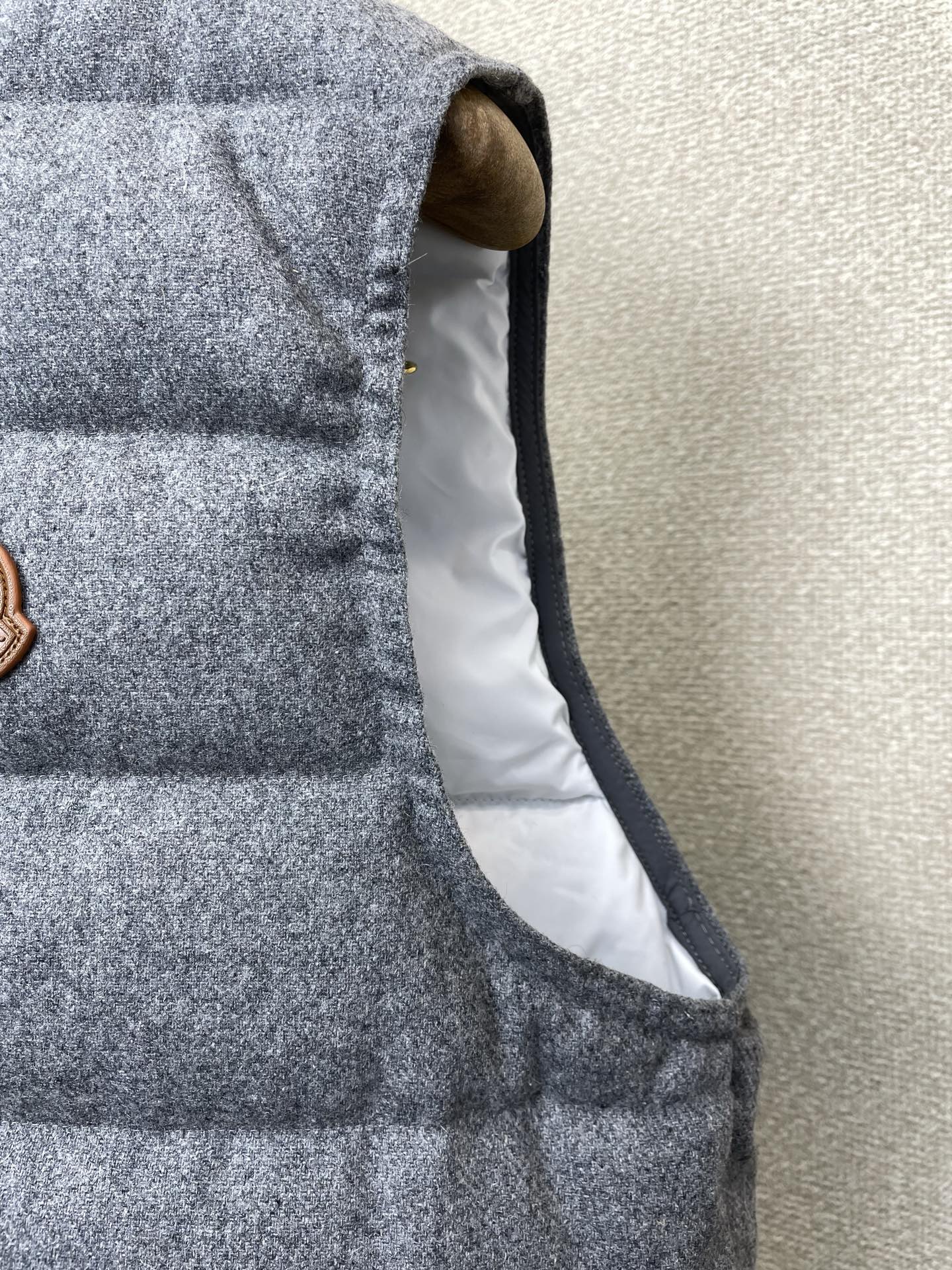 。羽绒服-Moncler蒙口💥砸锅卖铁都要上的新款！秋冬新款羽绒马甲 贸易公司渠道稀出❕降温天气必备的保