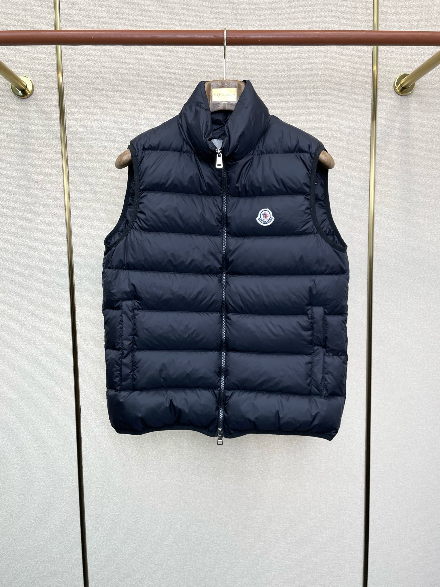 。羽绒服-Moncler蒙口💥砸锅卖铁都要上的新款！秋冬新款羽绒马甲 贸易公司渠道稀出❕降温天气必备的保