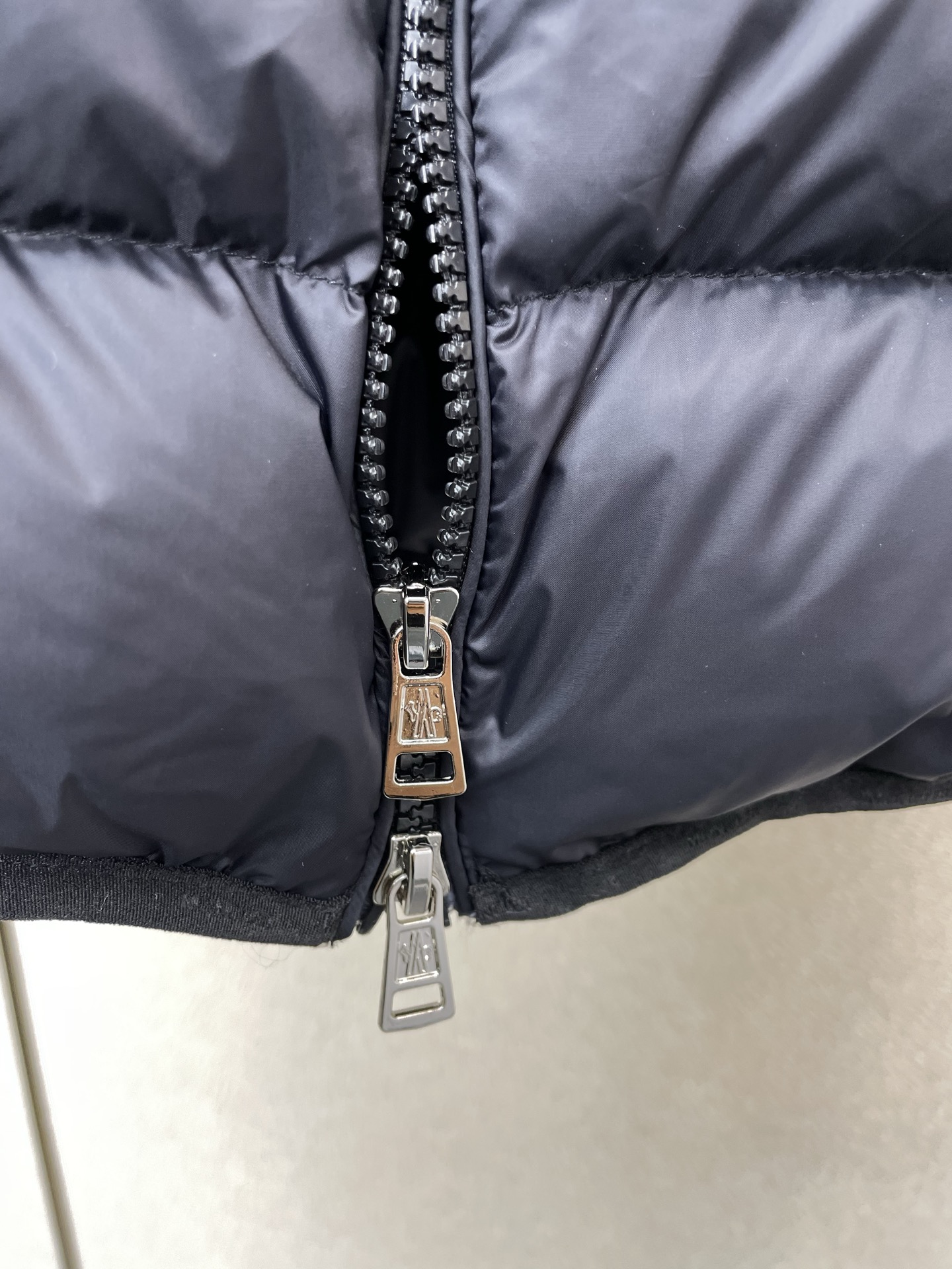 。羽绒服-Moncler蒙口💥砸锅卖铁都要上的新款！秋冬新款羽绒马甲 贸易公司渠道稀出❕降温天气必备的保