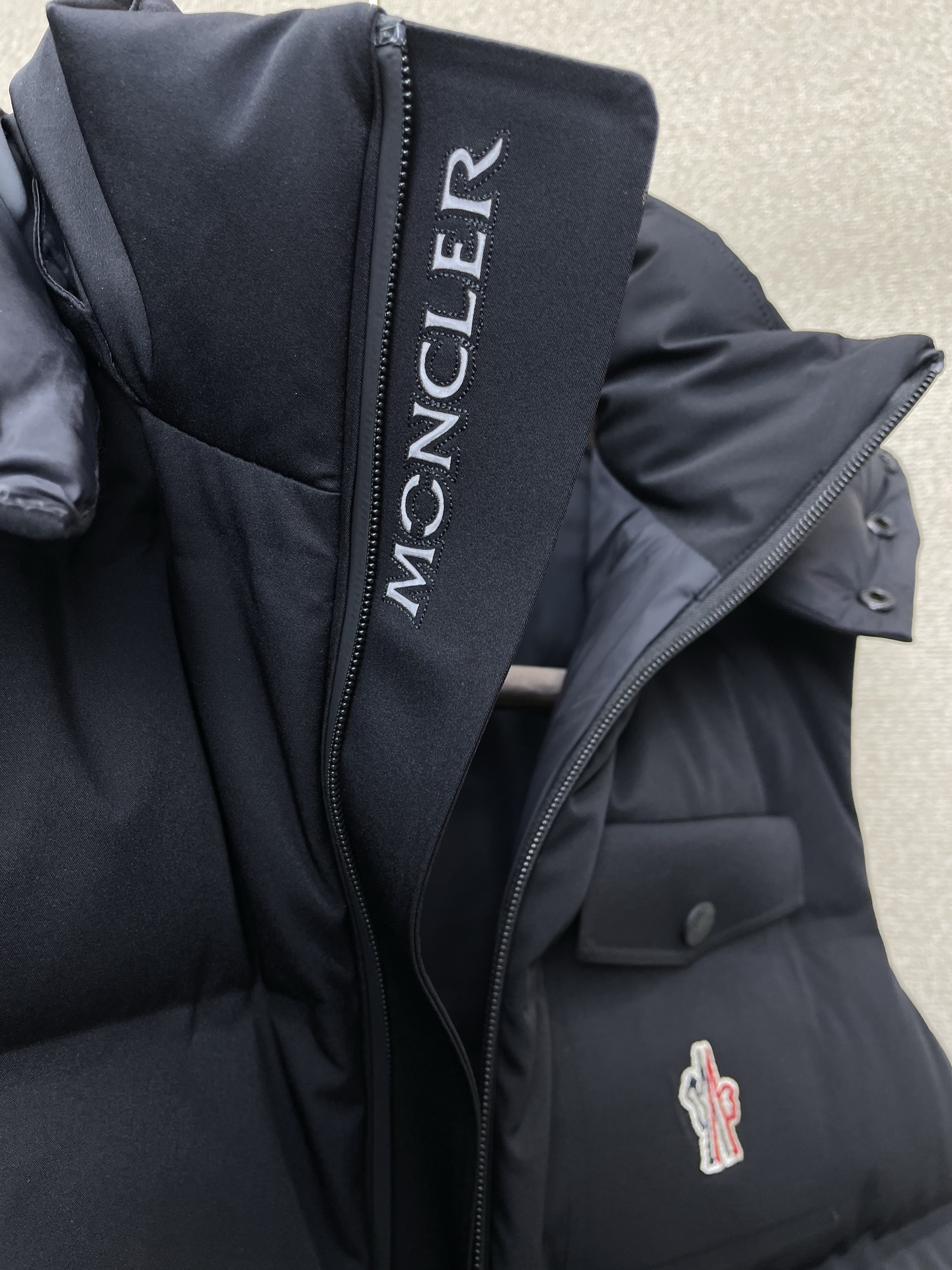 。羽绒服-Moncler蒙口💥砸锅卖铁都要上的新款！秋冬新款羽绒马甲 贸易公司渠道稀出❕降温天气必备的保