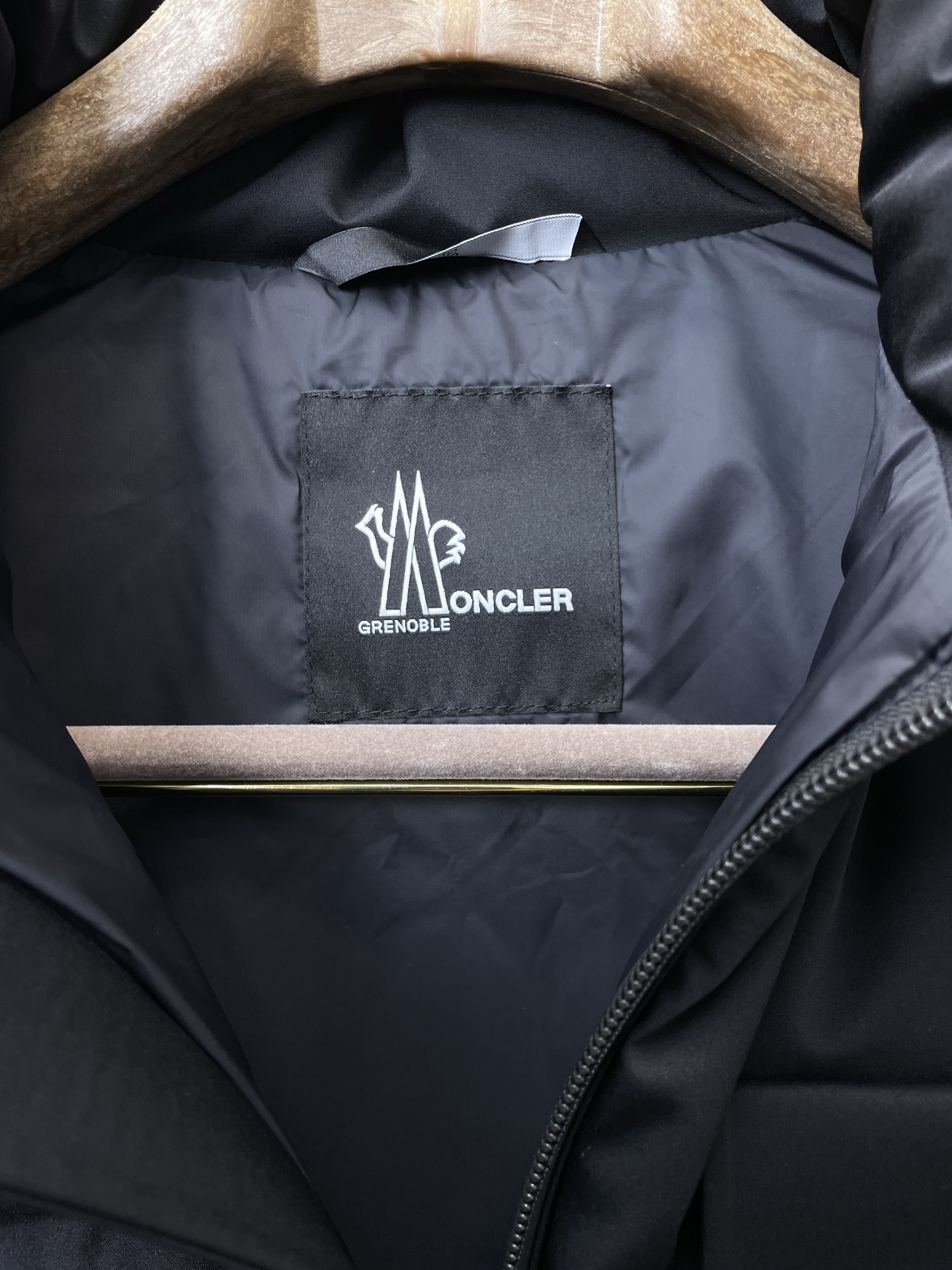 。羽绒服-Moncler蒙口💥砸锅卖铁都要上的新款！秋冬新款羽绒马甲 贸易公司渠道稀出❕降温天气必备的保