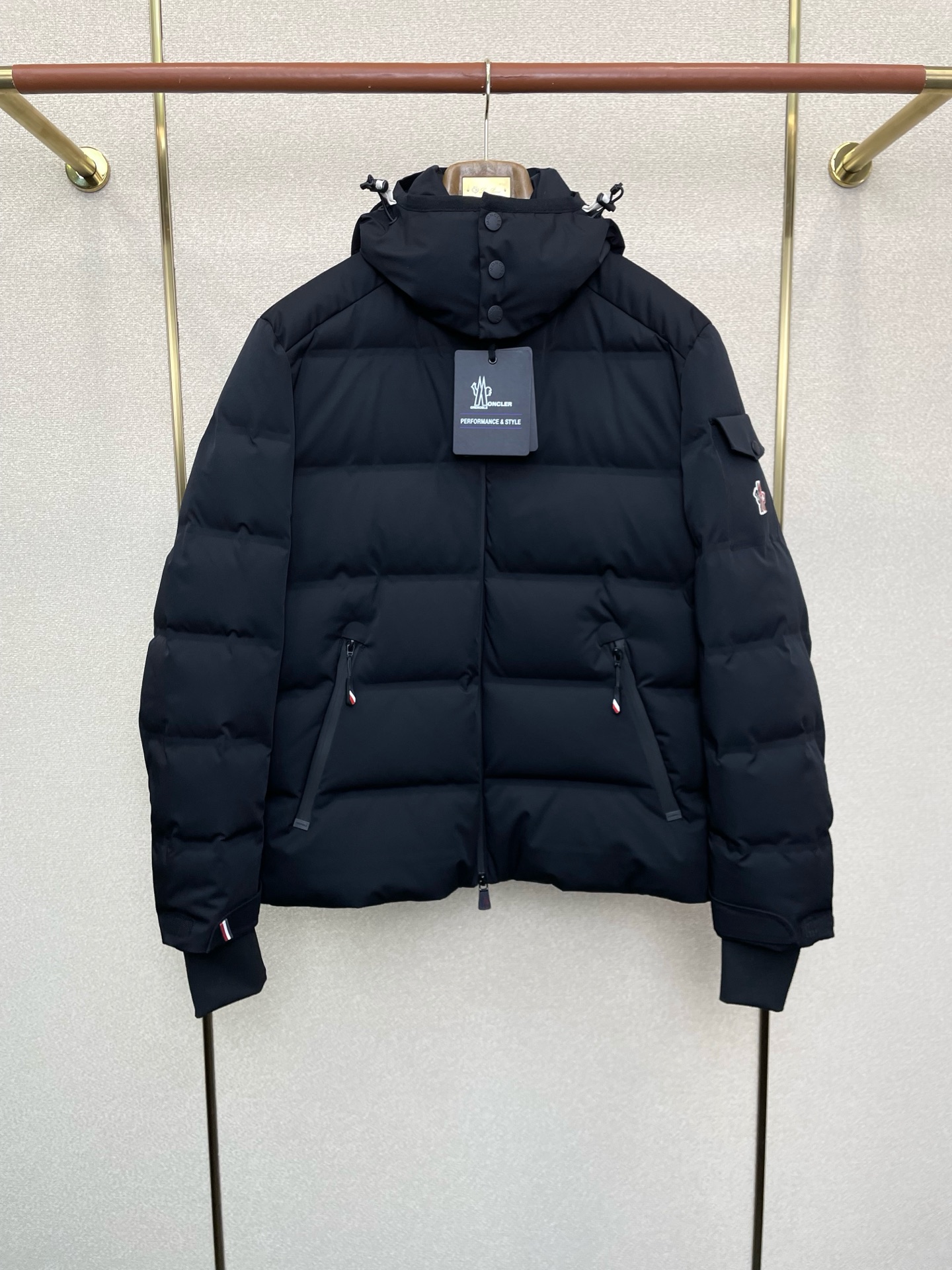 NO:607394,Price adjustment. Down Jacket - Moncler exclusively sells new autumn and winter down jackets. Trading company channels have rare products that are essential for cooling down the weather. They can be worn for daily or outdoor sports. They are wear-resistant, scratch-resistant and easy to care for. The interior is filled with high-quality white goose down. It is paired with large square quilting technology to create a fluffy and full overall effect. It also has a strong thermal insulation and temperature locking effect, so that you are not afraid of the cold outdoor weather in autumn and winter!  Size M-3XL,,Moncler,down jacket,alexander wang19860909调价.羽绒服-Moncler蒙口独家专供秋冬新款羽绒服 贸易公司渠道稀出降温天气必备的保暖单品,不论是日常还是户外运动都能穿.耐磨防刮易打理,内里配置优质白鹅绒埴充,在搭配大方格绗缝工艺,打造蓬松饱满的整体效果,兼顾强悍的保暖锁温效果,让你无惧秋冬季寒冷的户外天气! 尺码M-3XL,,Moncler,down jacket,alexander wang,Men's clothing