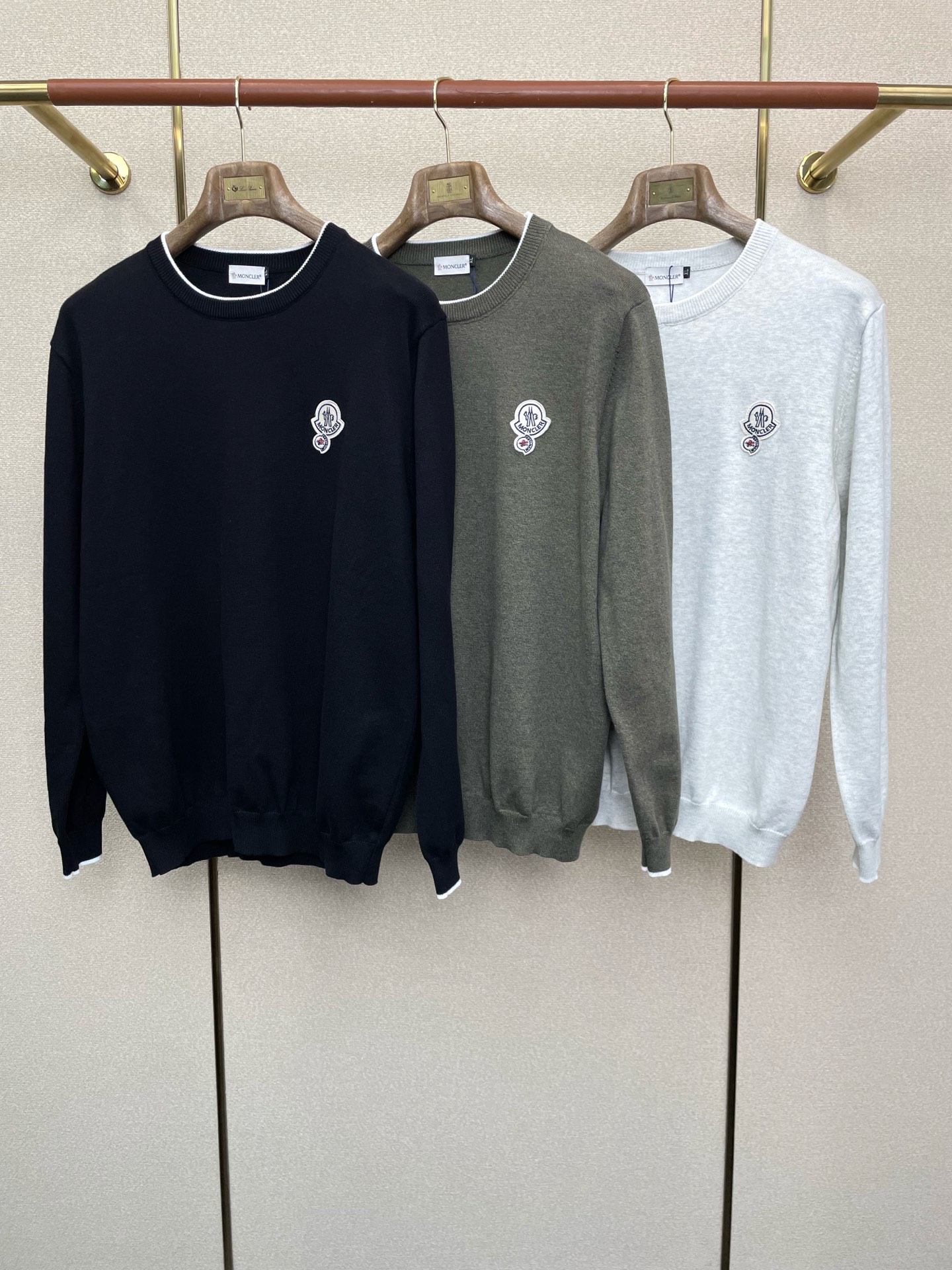 NO:598038,.Moncler exclusively offers new original men's casual woolen sweaters, high-end customization, high version, fashionable and versatile imported fabrics, super soft and delicate to the touch, skin-friendly and comfortable to wear, high-end boutique, the upper body is exquisitely made by the factory, a must-have item for men, complete with three standards, size M-4XL,,Moncler,alexander wang19860909.Moncler蒙口独家专供新款原单男士休闲羊毛衫 高端定制 高版本 时尚百搭爆款进口面料 手感超柔软细腻 穿着亲肤舒适 高端精品 代工厂精细做上身非常赞 男士必备单品 三标齐全 码数M-4XL,,Moncler,alexander wang,Men's clothing