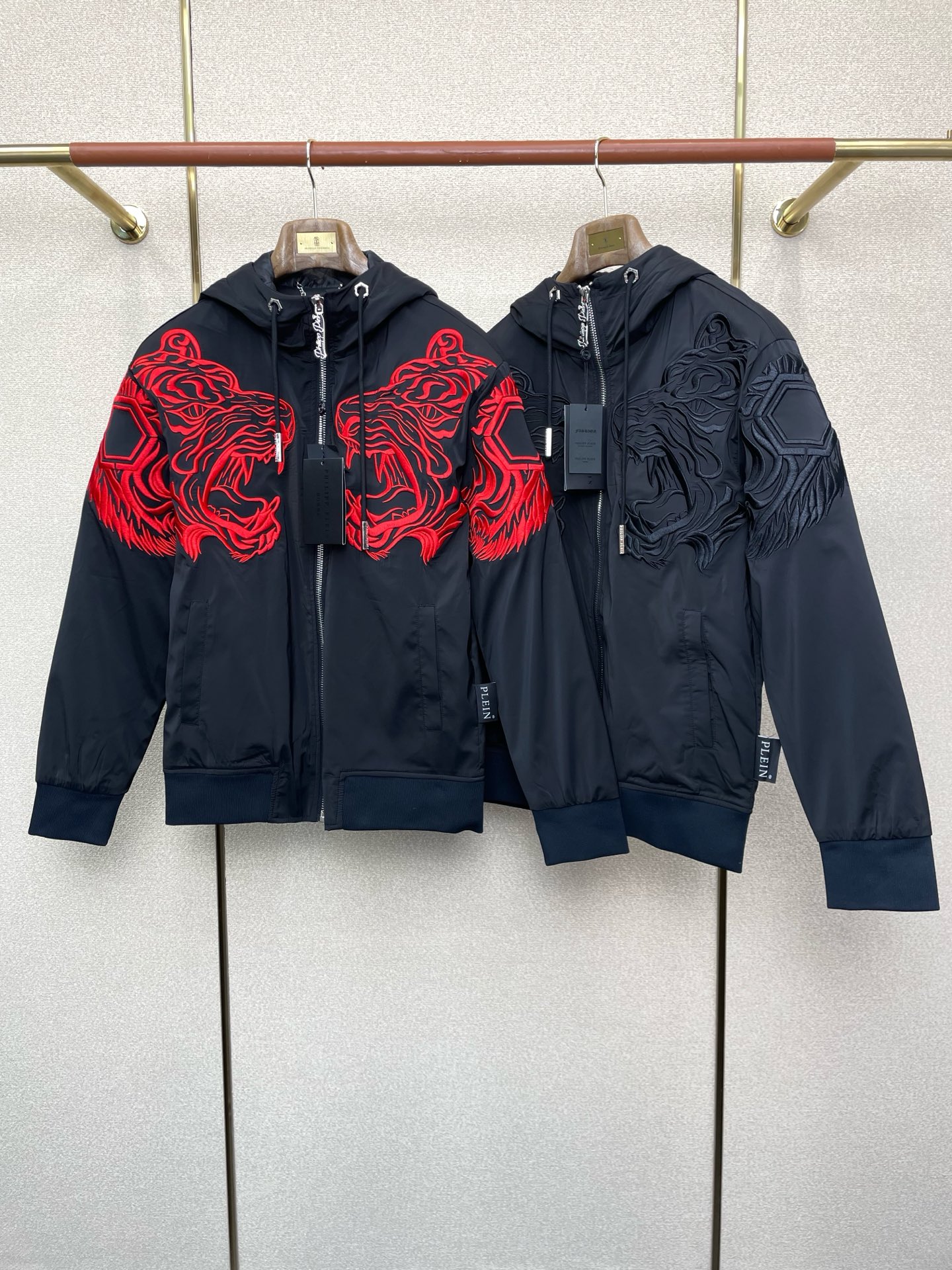 NO:598045,.PHILIPP PLEIN exclusively provides the latest fashionable cotton jackets, hooded embroidered jackets, jackets with classic design and great looks. The comprehensive performance and quality are impeccable. You can buy it directly with quality control. It is a high-end product that cannot be missed! You can feel its powerful aura through the detailed pictures. It has a remarkable effect of gathering heat and keeping warm, so you don’t have to worry about getting a little chilly! Both fashionable and functional, the whole style looks more luxurious! Size M-3XL,,PHILIPP PLEIN,jackets & coats,jackets & coats,hats,alexander wang19860909.PHILIPP PLEIN菲利普·普莱茵独家专供最新时尚棉服夹克 连帽刺绣夹克 经典设计感与颜值爆棚的外套,性能综合品质更是无法挑剔品控可以直接入手,不容过错的高端臻品！通过细节图片便可感受到它强悍的气场,聚温保暖效果显著,完全不用担心会有一点寒意！时尚与功能性兼备,整款显得更加的奢华大气！ 尺码M-3XL,,PHILIPP PLEIN,jackets & coats,jackets & coats,hats,alexander wang,Men's clothing