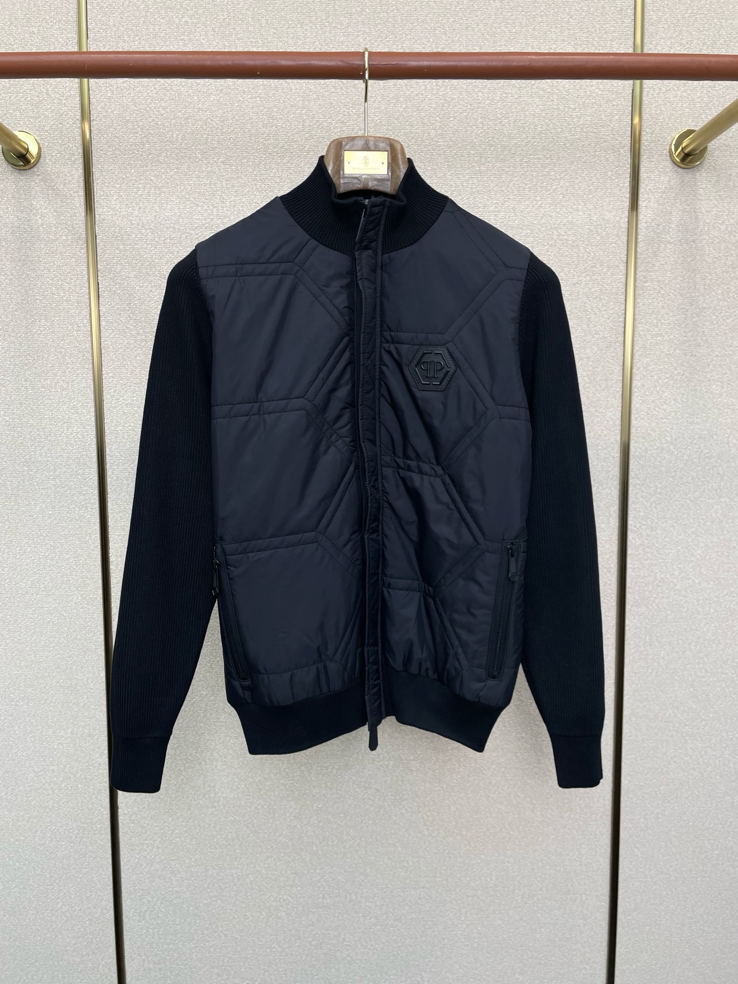 NO:598056,.PHILIPP PLEIN Philip Plein exclusively provides the latest fashionable cotton jackets. Jackets with classic design and stunning appearance. The comprehensive performance and quality are impeccable. Quality control allows you to buy it directly. It is a high-end product that cannot be faulted! You can feel its powerful aura through the detailed pictures. It has a remarkable effect of gathering heat and keeping warm, so you don’t have to worry about getting a little chilly! Both fashionable and functional, the whole style looks more luxurious! Size M-3XL,,PHILIPP PLEIN,jackets & coats,jackets & coats,alexander wang19860909.PHILIPP PLEIN菲利普·普莱茵独家专供最新时尚棉服夹克 经典设计感与颜值爆棚的外套,性能综合品质更是无法挑剔品控可以直接入手,不容过错的高端臻品！通过细节图片便可感受到它强悍的气场,聚温保暖效果显著,完全不用担心会有一点寒意！时尚与功能性兼备,整款显得更加的奢华大气！ 尺码M-3XL,,PHILIPP PLEIN,jackets & coats,jackets & coats,alexander wang,Men's clothing