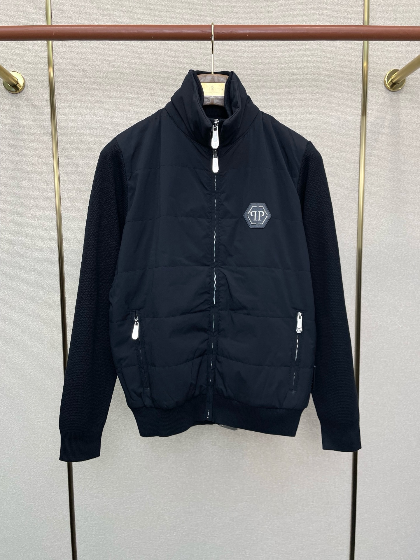 NO:598065,.PHILIPP PLEIN exclusively supplies the latest fashionable cotton jackets. Fake two-piece cotton jackets. Jackets with classic design and great looks. The comprehensive performance and quality are impeccable. Quality control allows you to buy it directly. It is a high-end product that cannot be faulted! You can feel its powerful aura through the detailed pictures. It has a remarkable effect of gathering heat and keeping warm, so you don’t have to worry about getting a little chilly! Both fashionable and functional, the whole style looks more luxurious! Size M-3XL,,PHILIPP PLEIN,jackets & coats,jackets & coats,alexander wang19860909.PHILIPP PLEIN菲利普·普莱茵独家专供最新时尚棉服夹克 假两件棉服夹克 经典设计感与颜值爆棚的外套,性能综合品质更是无法挑剔品控可以直接入手,不容过错的高端臻品！通过细节图片便可感受到它强悍的气场,聚温保暖效果显著,完全不用担心会有一点寒意！时尚与功能性兼备,整款显得更加的奢华大气！ 尺码M-3XL,,PHILIPP PLEIN,jackets & coats,jackets & coats,alexander wang,Men's clothing