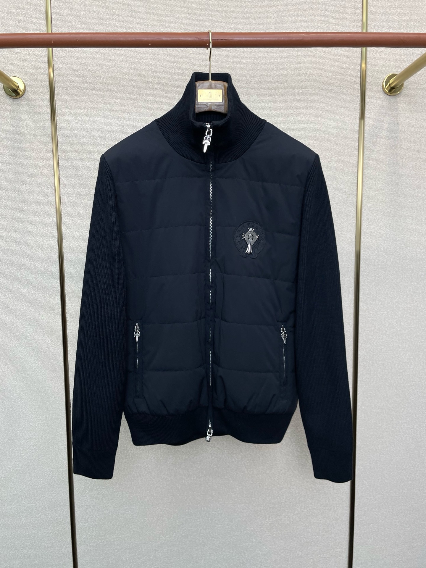 NO:598054,.Chrome Hearts exclusively provides the latest fashionable cotton jackets. Jackets with classic design and great looks. The overall performance and quality are impeccable. Quality control allows you to buy it directly. It is a high-end product that cannot be faulted! You can feel its powerful aura through the detailed pictures. It has a remarkable effect of gathering heat and keeping warm, so you don’t have to worry about getting a little chilly! Both fashionable and functional, the whole style looks more luxurious! Size M-3XL,,chrome hearts,chrome hearts,jackets & coats,jackets & coats,alexander wang19860909.Chrome hearts克罗心独家专供最新时尚棉服夹克 经典设计感与颜值爆棚的外套,性能综合品质更是无法挑剔品控可以直接入手,不容过错的高端臻品！通过细节图片便可感受到它强悍的气场,聚温保暖效果显著,完全不用担心会有一点寒意！时尚与功能性兼备,整款显得更加的奢华大气！ 尺码M-3XL,,chrome hearts,chrome hearts,jackets & coats,jackets & coats,alexander wang,Men's clothing