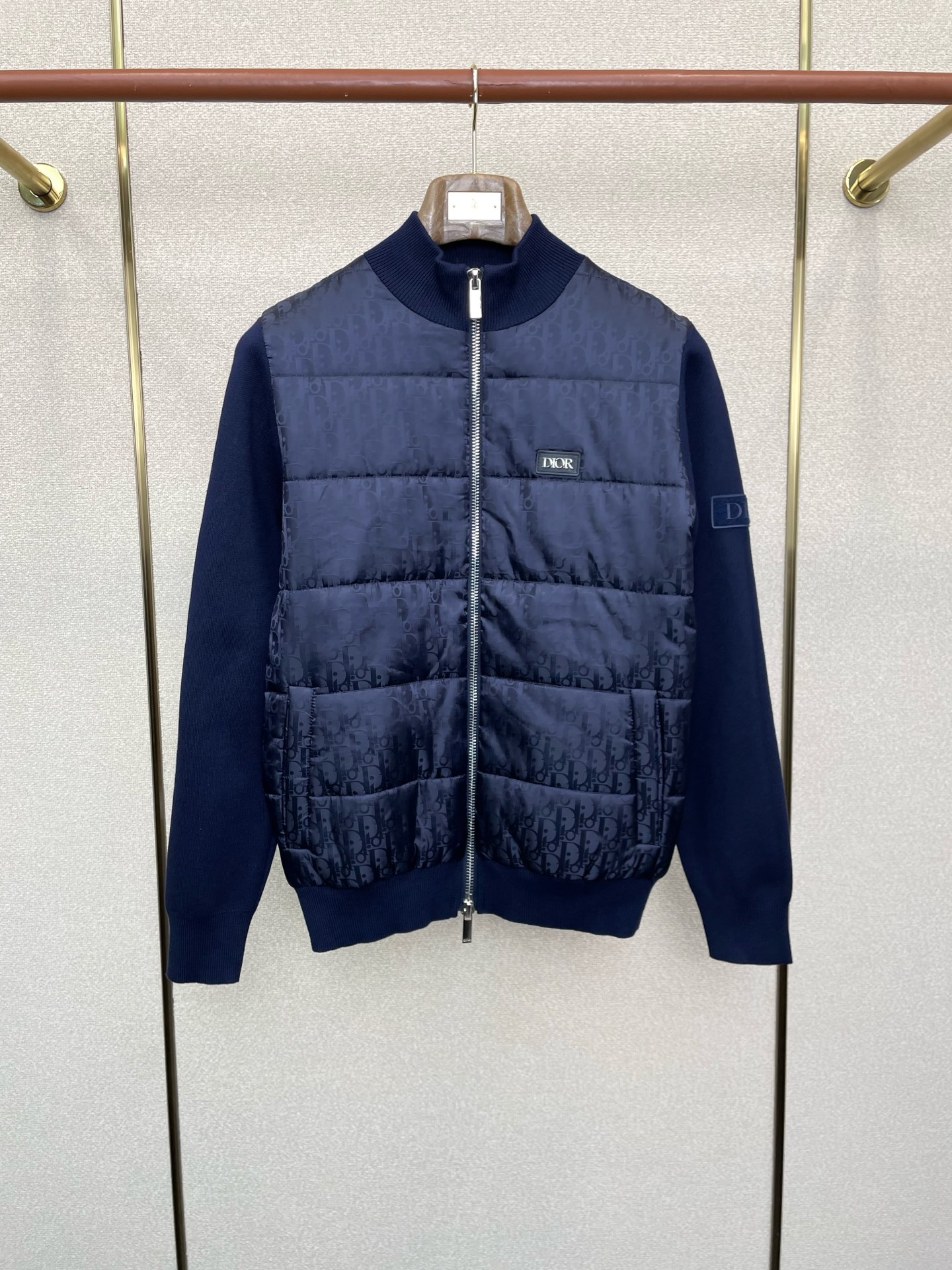 NO:598060,.Dior exclusively offers the latest fashionable cotton jackets. Jackets with classic design and stunning looks. The comprehensive performance and quality are impeccable. Quality control allows you to buy it directly. It is a high-end product that cannot be faulted! You can feel its powerful aura through the detailed pictures. It has a remarkable effect of gathering heat and keeping warm, so you don’t have to worry about getting a little chilly! Both fashionable and functional, the whole style looks more luxurious! Size M-3XL,,dior,dior,jackets & coats,jackets & coats,alexander wang19860909.Dior迪奥独家专供最新时尚棉服夹克 经典设计感与颜值爆棚的外套,性能综合品质更是无法挑剔品控可以直接入手,不容过错的高端臻品！通过细节图片便可感受到它强悍的气场,聚温保暖效果显著,完全不用担心会有一点寒意！时尚与功能性兼备,整款显得更加的奢华大气！ 尺码M-3XL,,dior,dior,jackets & coats,jackets & coats,alexander wang,Men's clothing