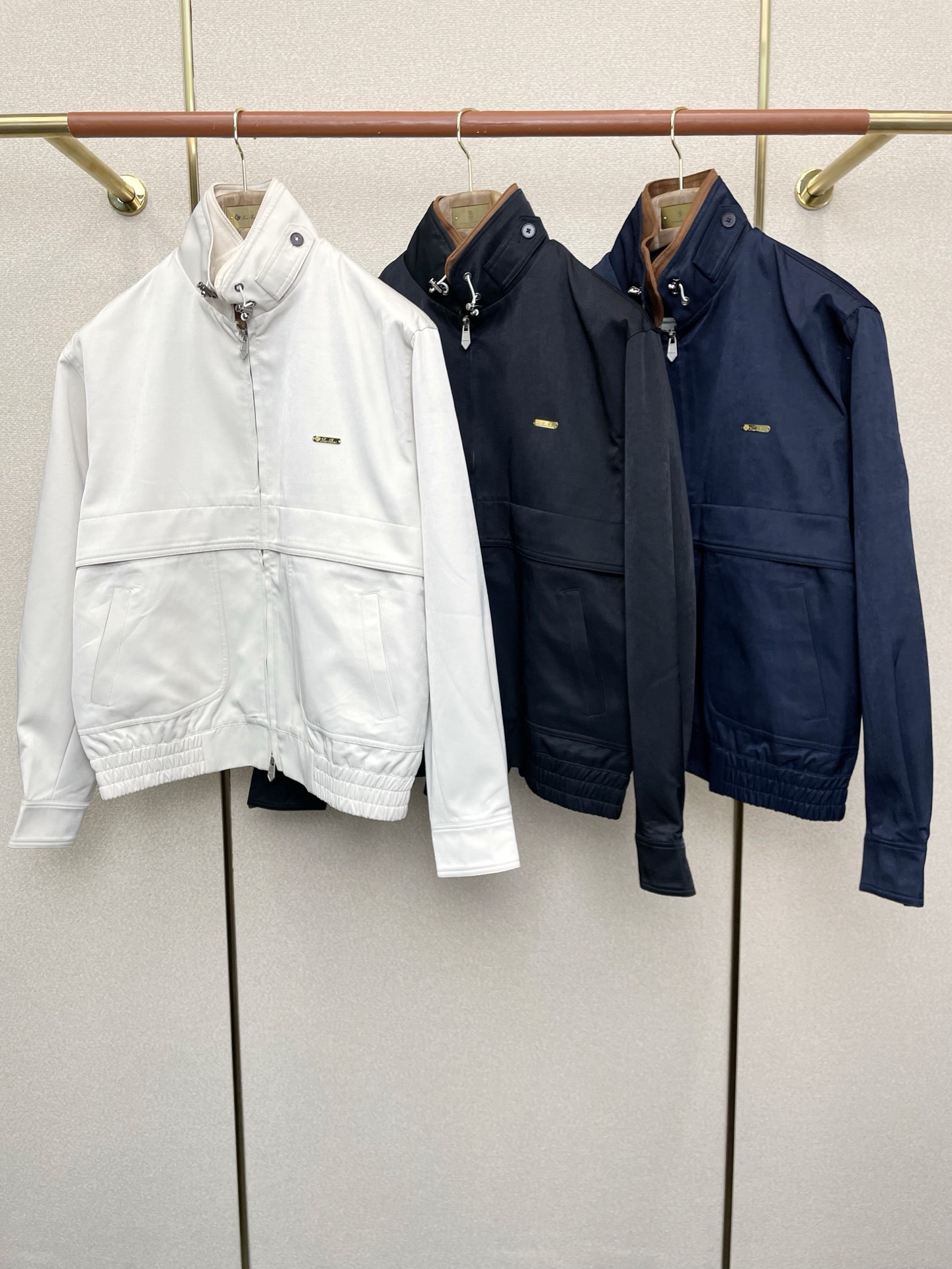 NO:598069,.LP-Loro Piana exclusively supplies new autumn and winter jackets. The trading company channel rarely sells essential warm items for cooling weather, which can be worn for daily or outdoor sports. It is wear-resistant, scratch-resistant and easy to care for. It is paired with large square quilting technology to create a fluffy and full overall effect, taking into account the strong thermal insulation and temperature locking effect, so that you are not afraid of the cold outdoor weather in autumn and winter! Sizes M-3XL,,loro piana,loro piana,jackets &  coats,alexander wang19860909.LP-Loro Piana诺悠翩雅独家专供秋冬新款夹克 贸易公司渠道稀出降温天气必备的保暖单品,不论是日常还是户外运动都能穿.耐磨防刮易打理,在搭配大方格绗缝工艺,打造蓬松饱满的整体效果,兼顾强悍的保暖锁温效果,让你无惧秋冬季寒冷的户外天气! 尺码M-3XL,,loro piana,loro piana,jackets & coats,alexander wang,Men's clothing