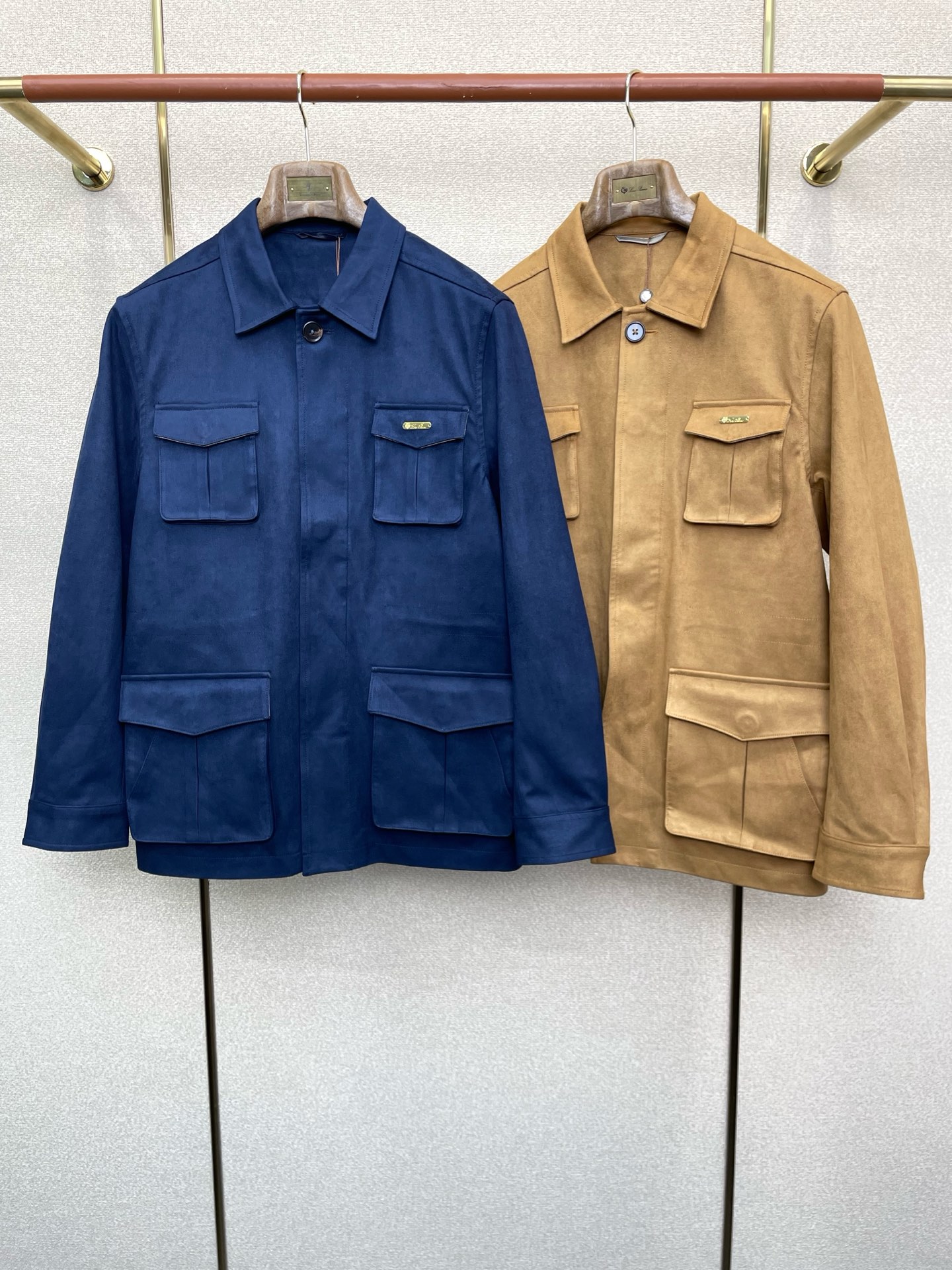 NO:598066,.LP-Loro Piana exclusively supplies new autumn and winter jackets, suede lapel jackets. The trading company channel rarely sells essential warm items for cooling weather, which can be worn for daily or outdoor sports. It is wear-resistant, scratch-resistant and easy to care for. It is paired with large square quilting technology to create a fluffy and full overall effect. It also has a strong thermal insulation effect, so that you are not afraid of the cold outdoor weather in autumn and winter! Size M-3XL,,loro  piana,loro piana,jackets & coats,chamois leather,alexander wang19860909.LP-Loro Piana诺悠翩雅独家专供秋冬新款夹克 麂皮翻领夹克 贸易公司渠道稀出降温天气必备的保暖单品,不论是日常还是户外运动都能穿.耐磨防刮易打理,在搭配大方格绗缝工艺,打造蓬松饱满的整体效果,兼顾强悍的保暖锁温效果,让你无惧秋冬季寒冷的户外天气! 尺码M-3XL,,loro piana,loro piana,jackets & coats,chamois leather,alexander wang,Men's clothing