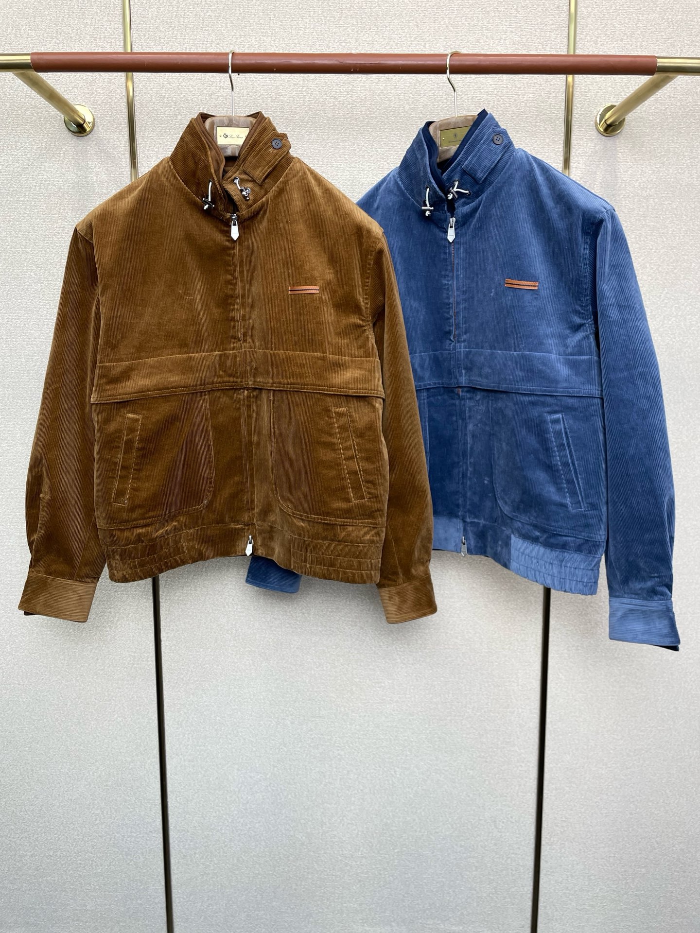 NO:598051,.ZEGNA Zegna exclusively supplies new autumn and winter jackets and corduroy jackets. The trading company channel rarely sells essential warm items for cooling weather, which can be worn for daily or outdoor sports. It is wear-resistant, scratch-resistant and easy to care for. It is paired with large square quilting technology to create a fluffy and full overall effect. It also has a strong thermal insulation and temperature locking effect, so that you are not afraid of the cold outdoor weather in autumn and winter! Sizes M-3XL,,zegna,jackets & coats,jackets &  coats,alexander wang19860909.ZEGNA杰尼亚独家专供秋冬新款夹克 灯芯绒外套 贸易公司渠道稀出降温天气必备的保暖单品,不论是日常还是户外运动都能穿.耐磨防刮易打理,在搭配大方格绗缝工艺,打造蓬松饱满的整体效果,兼顾强悍的保暖锁温效果,让你无惧秋冬季寒冷的户外天气! 尺码M-3XL,,zegna,jackets & coats,jackets & coats,alexander wang,Men's clothing