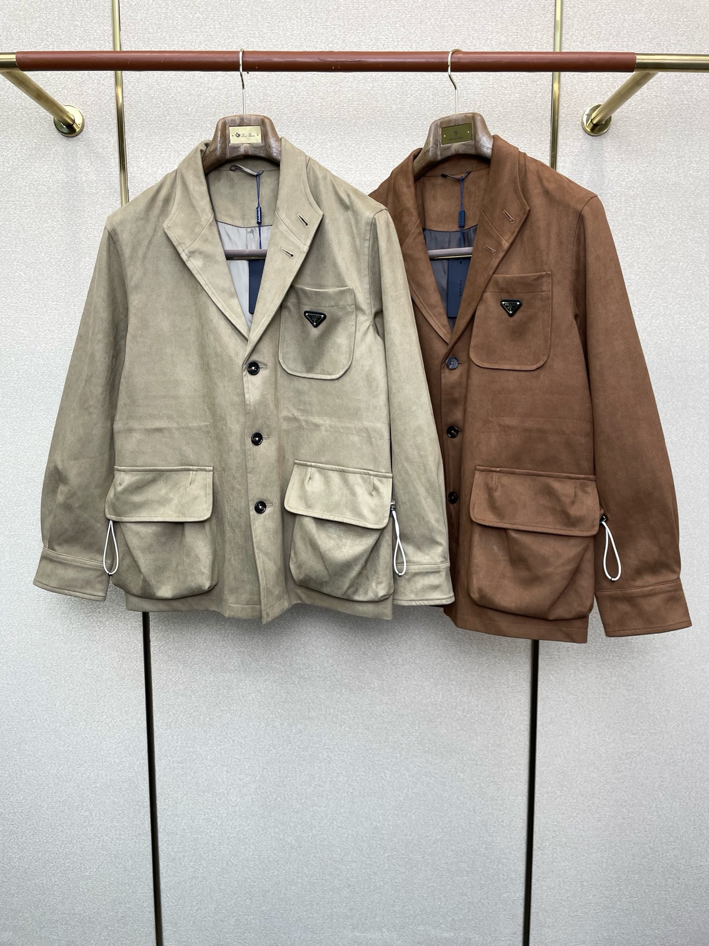 NO:598057,.Prada exclusively supplies new autumn and winter jackets, suede lapel jackets. The trading company channel rarely sells essential warm items for cooling weather, which can be worn for daily or outdoor sports. It is wear-resistant, scratch-resistant and easy to care for. It is paired with large square quilting technology to create a fluffy and full overall effect. It also has a strong thermal insulation effect, so that you are not afraid of the cold outdoor weather in autumn and winter! Size M-3XL,, prada, prada, jackets &  coats, chamois leather, alexander wang19860909.Prada普拉达独家专供秋冬新款夹克 麂皮翻领夹克 贸易公司渠道稀出降温天气必备的保暖单品,不论是日常还是户外运动都能穿.耐磨防刮易打理,在搭配大方格绗缝工艺,打造蓬松饱满的整体效果,兼顾强悍的保暖锁温效果,让你无惧秋冬季寒冷的户外天气! 尺码M-3XL,,prada,prada,jackets & coats,chamois leather,alexander wang,Men's clothing