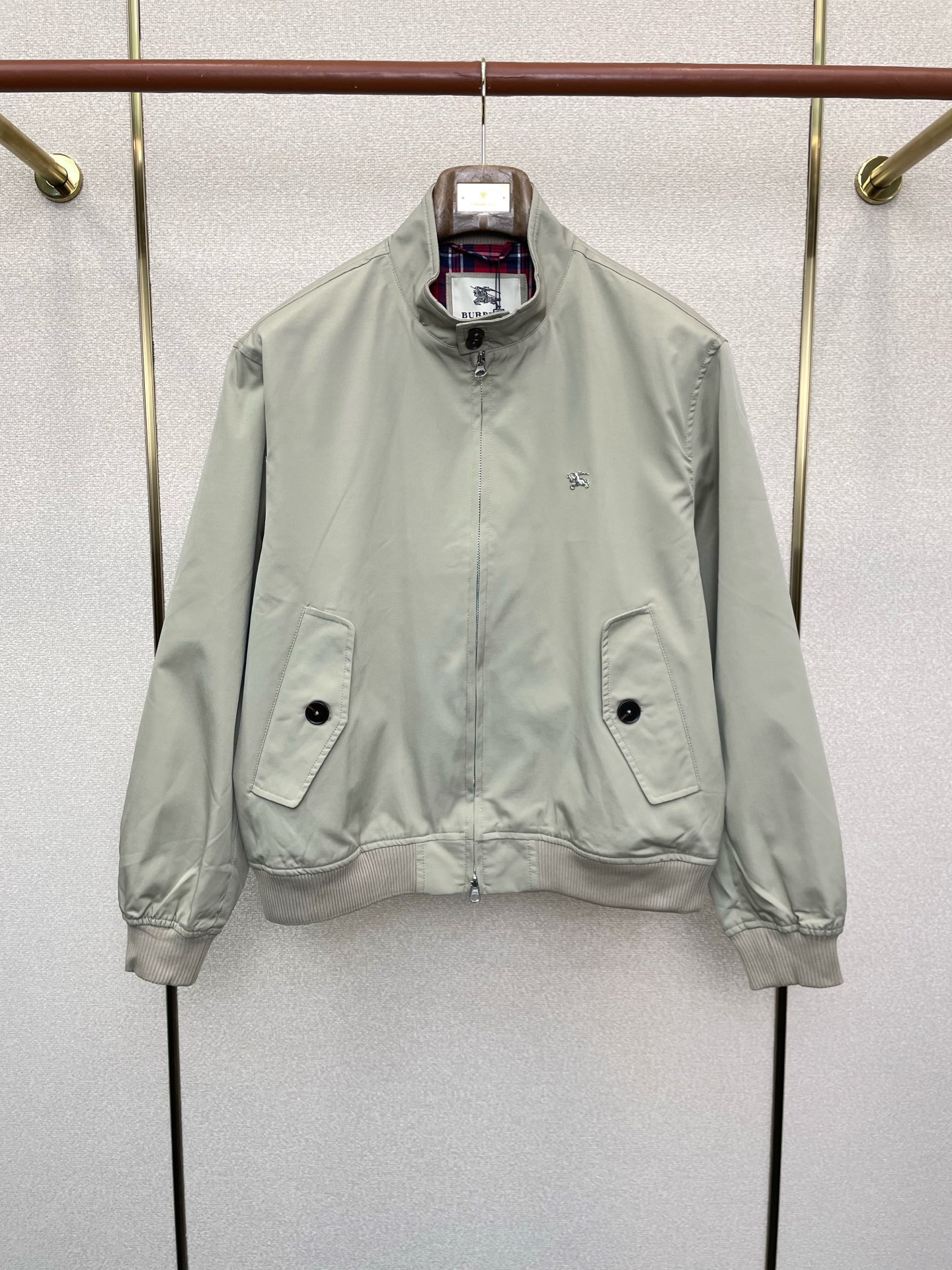 NO:598062,.Burberry exclusively supplies new autumn and winter jackets. The trading company channel rarely sells essential warm items for cooling weather, which can be worn for daily or outdoor sports. It is wear-resistant, scratch-resistant and easy to care for. It is paired with large square quilting technology to create a fluffy and full overall effect. It also has a strong thermal insulation and temperature locking effect, so that you are not afraid of the cold outdoor weather in autumn and winter! Sizes M-3XL,, burberry, burberry, jackets & coats, alexander wang19860909.Burberry巴宝莉独家专供秋冬新款夹克 贸易公司渠道稀出降温天气必备的保暖单品,不论是日常还是户外运动都能穿.耐磨防刮易打理,在搭配大方格绗缝工艺,打造蓬松饱满的整体效果,兼顾强悍的保暖锁温效果,让你无惧秋冬季寒冷的户外天气! 尺码M-3XL,,burberry,burberry,jackets & coats,alexander wang,Men's clothing