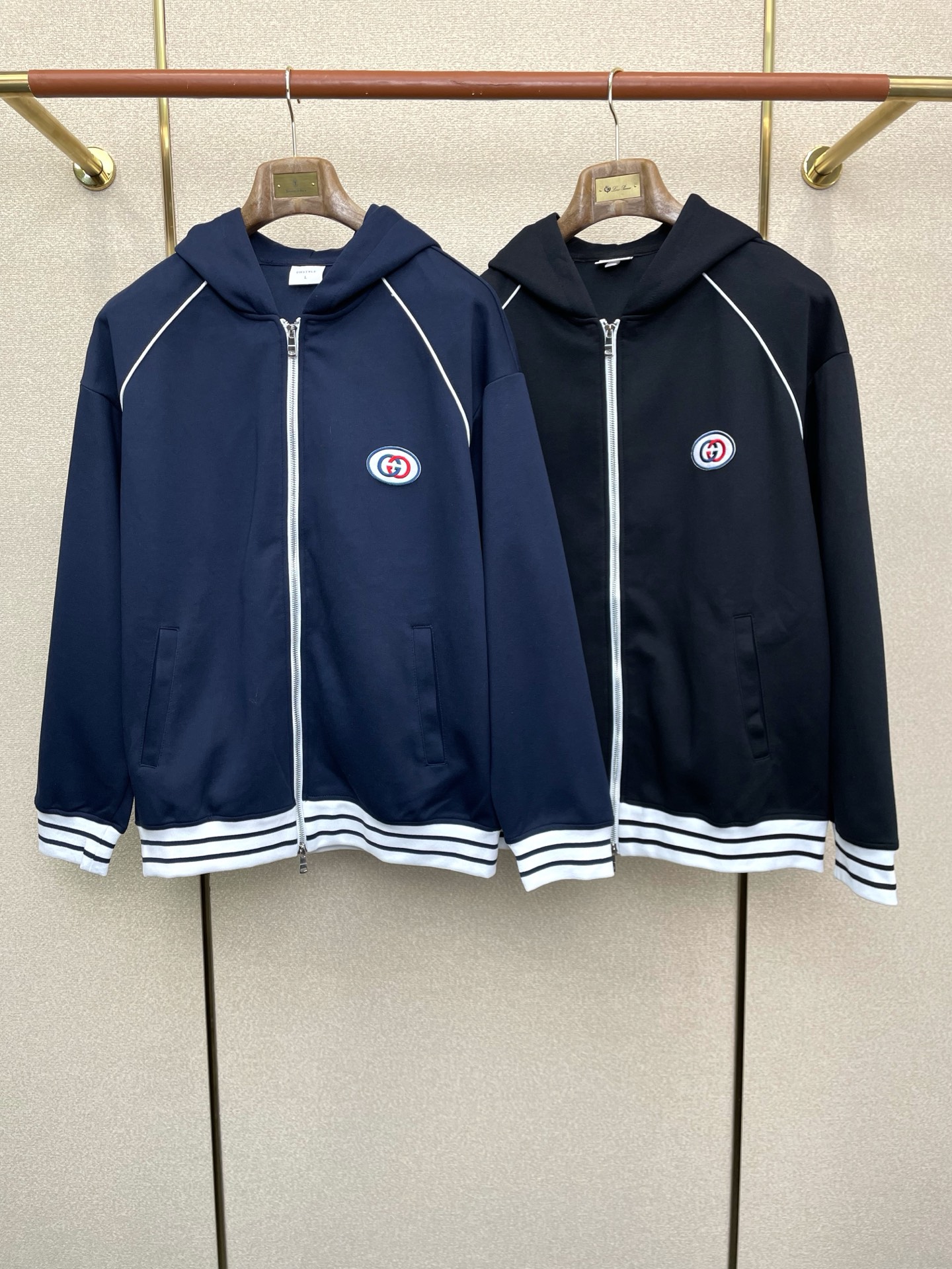 NO:598068,.Gucci exclusively supplies new autumn and winter jackets and hooded sweatshirts. The trading company has a rare collection of essential warm items for cooling weather, which can be worn for daily or outdoor sports. Wear-resistant, scratch-resistant and easy to care for. It is paired with large square quilting technology to create a fluffy and full overall effect. It also has a strong thermal insulation and temperature locking effect, so that you are not afraid of the cold outdoor weather in autumn and winter!  Size M-3XL,,gucci,gucci,hoodie,sweatshirts,jackets & coats,jackets & coats,hats,alexander wang19860909.Gucci古驰独家专供秋冬新款夹克 连帽卫衣外套 贸易公司渠道稀出降温天气必备的保暖单品,不论是日常还是户外运动都能穿.耐磨防刮易打理,在搭配大方格绗缝工艺,打造蓬松饱满的整体效果,兼顾强悍的保暖锁温效果,让你无惧秋冬季寒冷的户外天气! 尺码M-3XL,,gucci,gucci,hoodie,sweatshirts,jackets & coats,jackets & coats,hats,alexander wang,Men's clothing