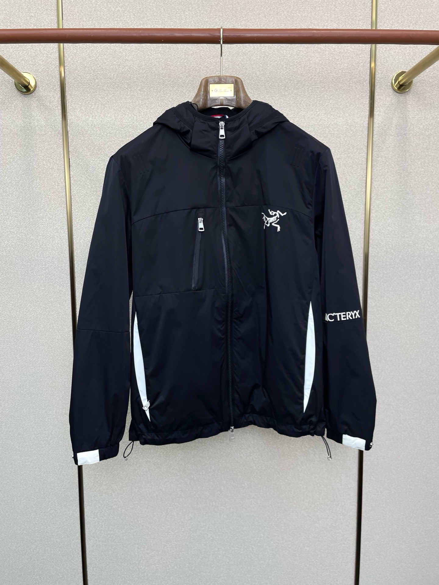 NO:598059,.Arc’teryx exclusively provides new autumn and winter jackets and hooded jackets. The trading company channel has a few essential warm items for cooling weather, which can be worn for daily or outdoor sports. Wear-resistant, scratch-resistant and easy to care for. It is paired with large square quilting technology to create a fluffy and full overall effect. It also has a strong thermal insulation effect, so that you are not afraid of the cold outdoor weather in autumn and winter! Size M-3XL, arc'teryx, jackets &  coats,hats,alexander wang19860909.Arc’teryx始祖鸟独家专供秋冬新款夹克 连帽夹克 贸易公司渠道稀出降温天气必备的保暖单品,不论是日常还是户外运动都能穿.耐磨防刮易打理,在搭配大方格绗缝工艺,打造蓬松饱满的整体效果,兼顾强悍的保暖锁温效果,让你无惧秋冬季寒冷的户外天气! 尺码M-3XL,arc'teryx,jackets & coats,hats,alexander wang,Men's clothing