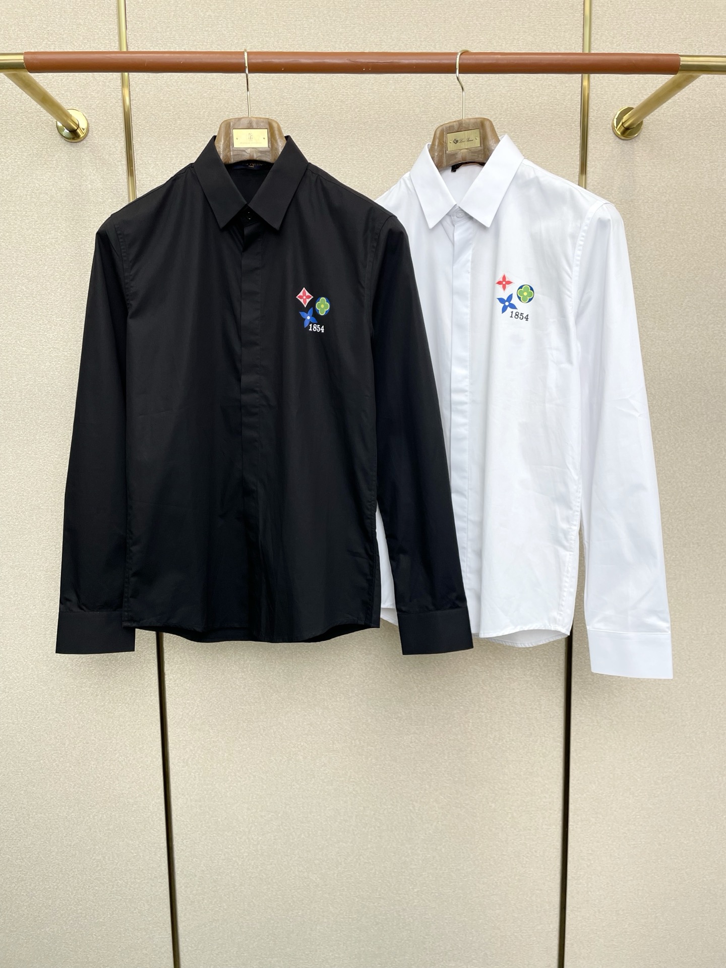 NO:598050,.Louis Vuitton Louis Vuitton exclusively supplies new original men's casual shirts. High-end customization. High-end version. Fashionable and versatile imported fabrics. Super soft and delicate feel. Skin-friendly and comfortable to wear. High-end boutique. The upper body is finely made by the factory. It is a must-have item for men. Three standards are complete. Size 38-42,,louis vuitton,louis vuitton,shirts,alexander wang19860909.Louis Vuitton路易威登独家专供新款原单男士休闲衬衫 高端定制 高端版本 时尚百搭爆款进口面料 手感超柔软细腻 穿着亲肤舒适 高端精品 代工厂精细做上身非常赞 男士必备单品 三标齐全 码数38-42,,louis vuitton,louis vuitton,shirts,alexander wang,Men's clothing