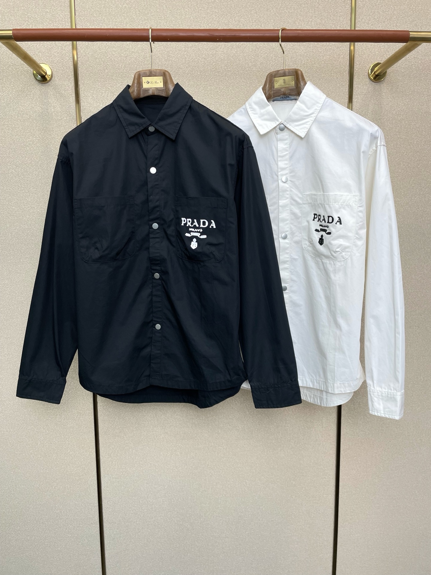 NO:598047,.Prada exclusively supplies new original men's casual shirts, long-sleeved snap-button shirts, high-end customization, high-end versions, fashionable and versatile, popular imported fabrics, super soft and delicate to the touch, skin-friendly and comfortable to wear, high-end boutiques, the upper body is exquisitely made by the factory, a must-have item for men, complete with three standards, size S-XL,, prada, prada, shirts, alexander wang19860909.Prada普拉达独家专供新款原单男士休闲衬衫 长袖按扣衬衫 高端定制 高端版本 时尚百搭爆款进口面料 手感超柔软细腻 穿着亲肤舒适 高端精品 代工厂精细做上身非常赞 男士必备单品 三标齐全 码数S-XL,,prada,prada,shirts,alexander wang,Men's clothing