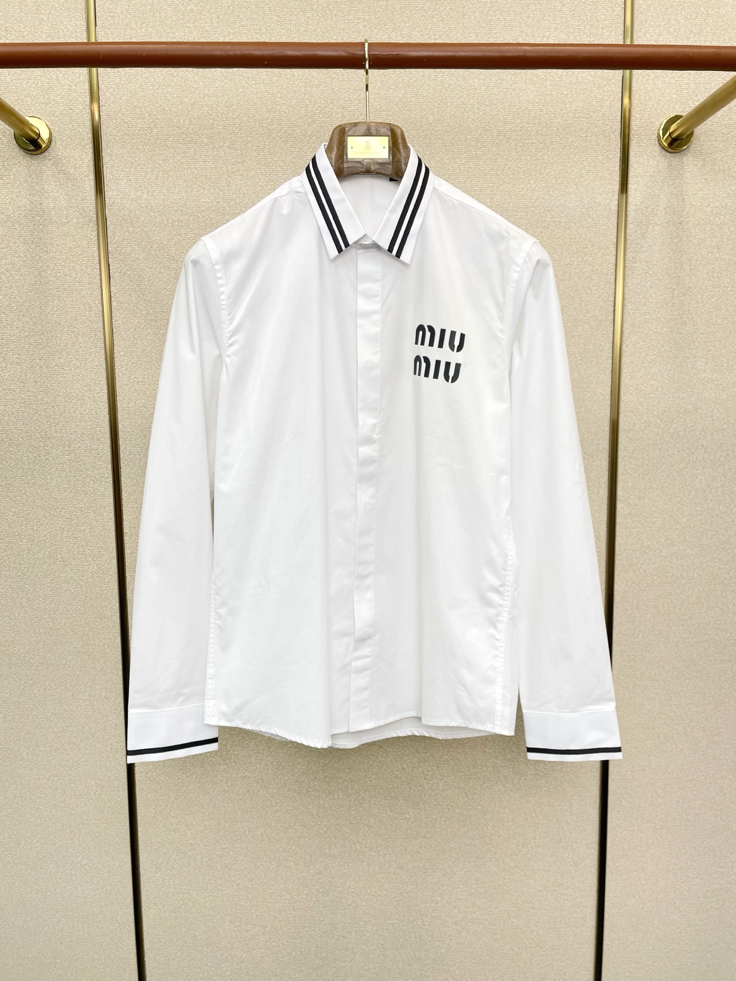 NO:598070,.Miumiu exclusively provides new original men's casual shirts. High-end customization. High-end version. Fashionable and versatile imported fabrics. Super soft and delicate feel. Skin-friendly and comfortable to wear. High-end boutique. The upper body is exquisitely made by the factory. A must-have item for men. Complete with three standards. Size 38-42,,miumiu,shirts,alexander wang19860909.Miumiu缪谬独家专供新款原单男士休闲衬衫 高端定制 高端版本 时尚百搭爆款进口面料 手感超柔软细腻 穿着亲肤舒适 高端精品 代工厂精细做上身非常赞 男士必备单品 三标齐全 码数38-42,,miumiu,shirts,alexander wang,Men's clothing