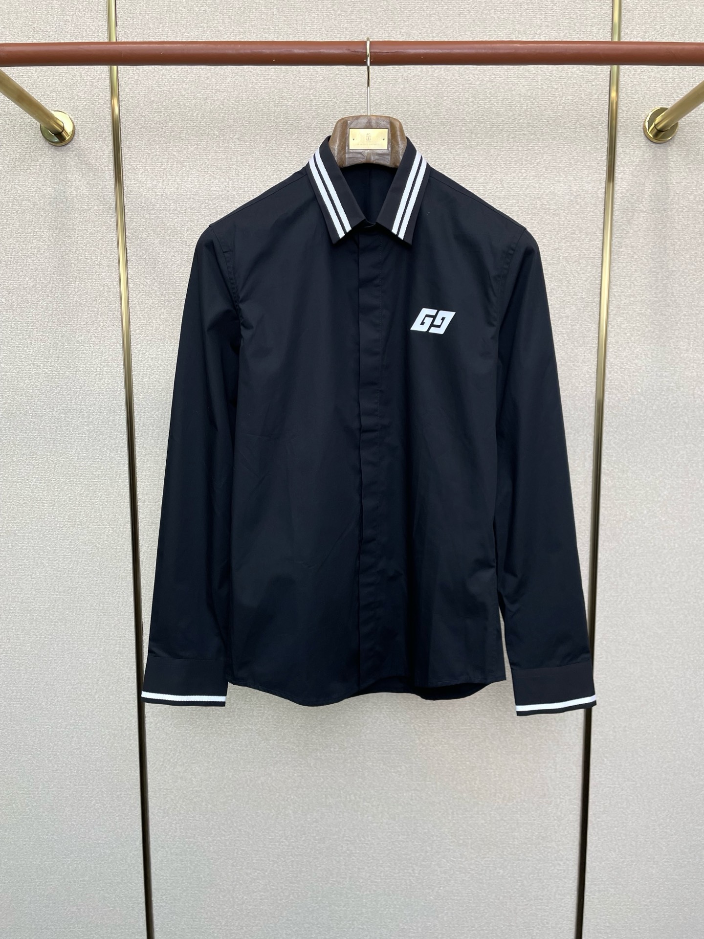 NO:598067,.Gucci Gucci exclusively provides new original men's casual shirts. High-end customization. High-end version. Fashionable and versatile imported fabrics. Super soft and delicate feel. Skin-friendly and comfortable to wear. High-end boutique. The upper body is finely made by the factory. It is a must-have item for men. Three labels are complete. Size 38-42,,gucci,gucci,shirts,alexander wang19860909.Gucci古驰独家专供新款原单男士休闲衬衫 高端定制 高端版本 时尚百搭爆款进口面料 手感超柔软细腻 穿着亲肤舒适 高端精品 代工厂精细做上身非常赞 男士必备单品 三标齐全 码数38-42,,gucci,gucci,shirts,alexander wang,Men's clothing