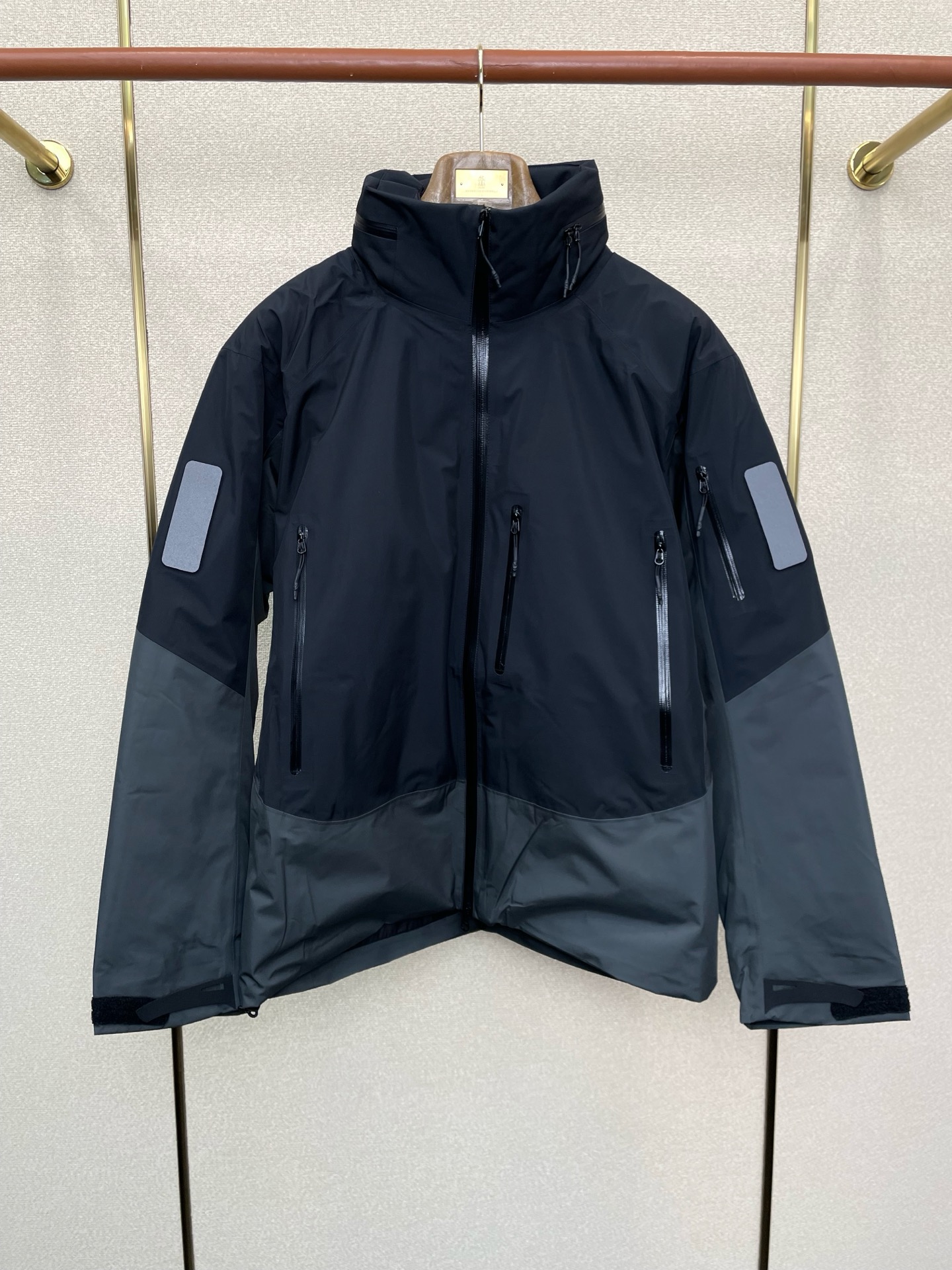 。羽绒服- Arc’teryx始祖鸟💥砸锅卖铁都要上的新款！秋冬新款连帽羽绒服。帽子可收起设计 贸易公司