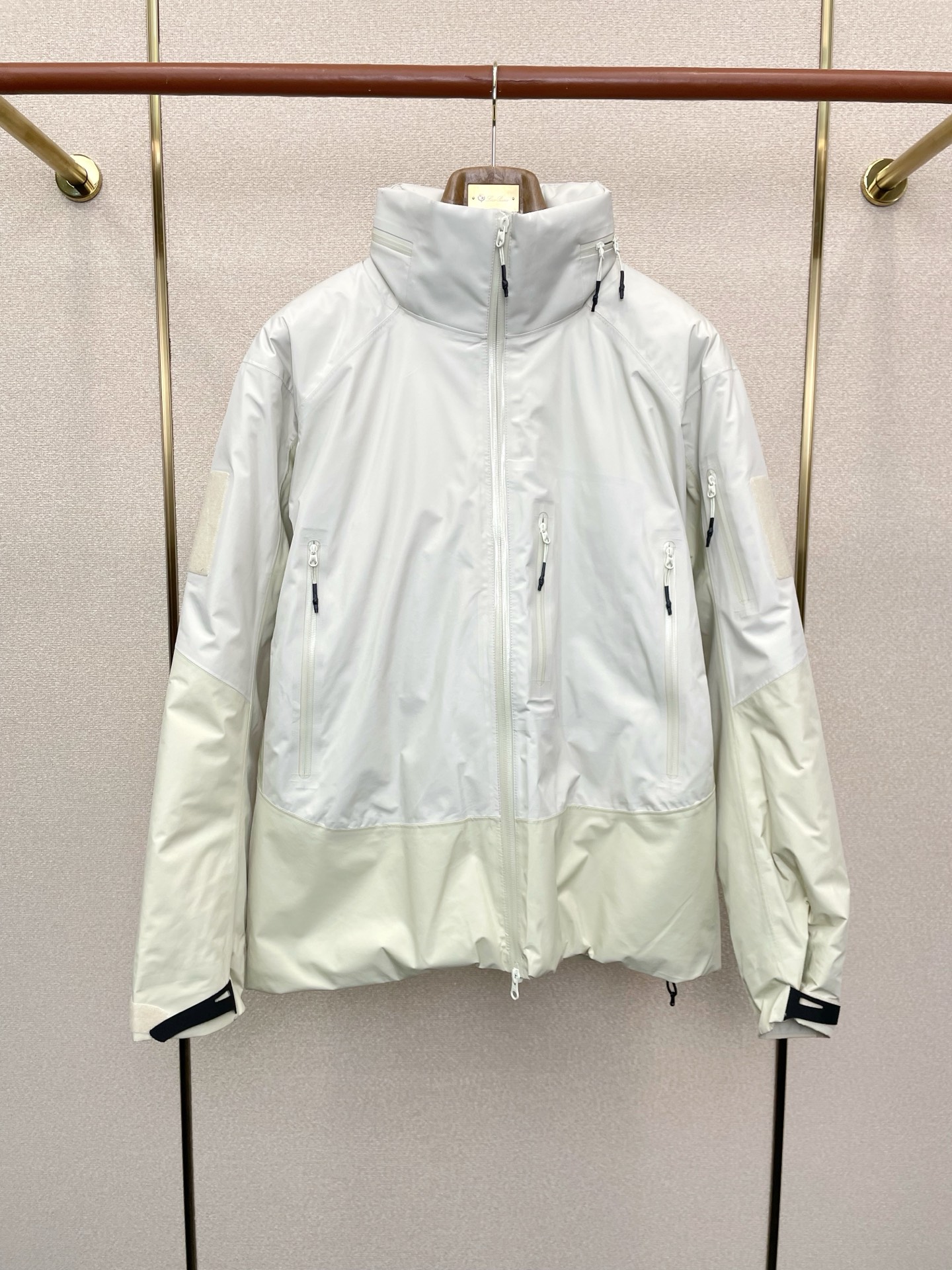 。羽绒服- Arc’teryx始祖鸟💥砸锅卖铁都要上的新款！秋冬新款连帽羽绒服。帽子可收起设计 贸易公司