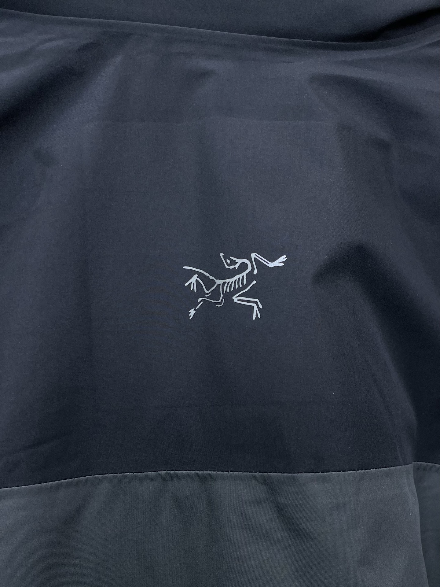 。羽绒服- Arc’teryx始祖鸟💥砸锅卖铁都要上的新款！秋冬新款连帽羽绒服。帽子可收起设计 贸易公司