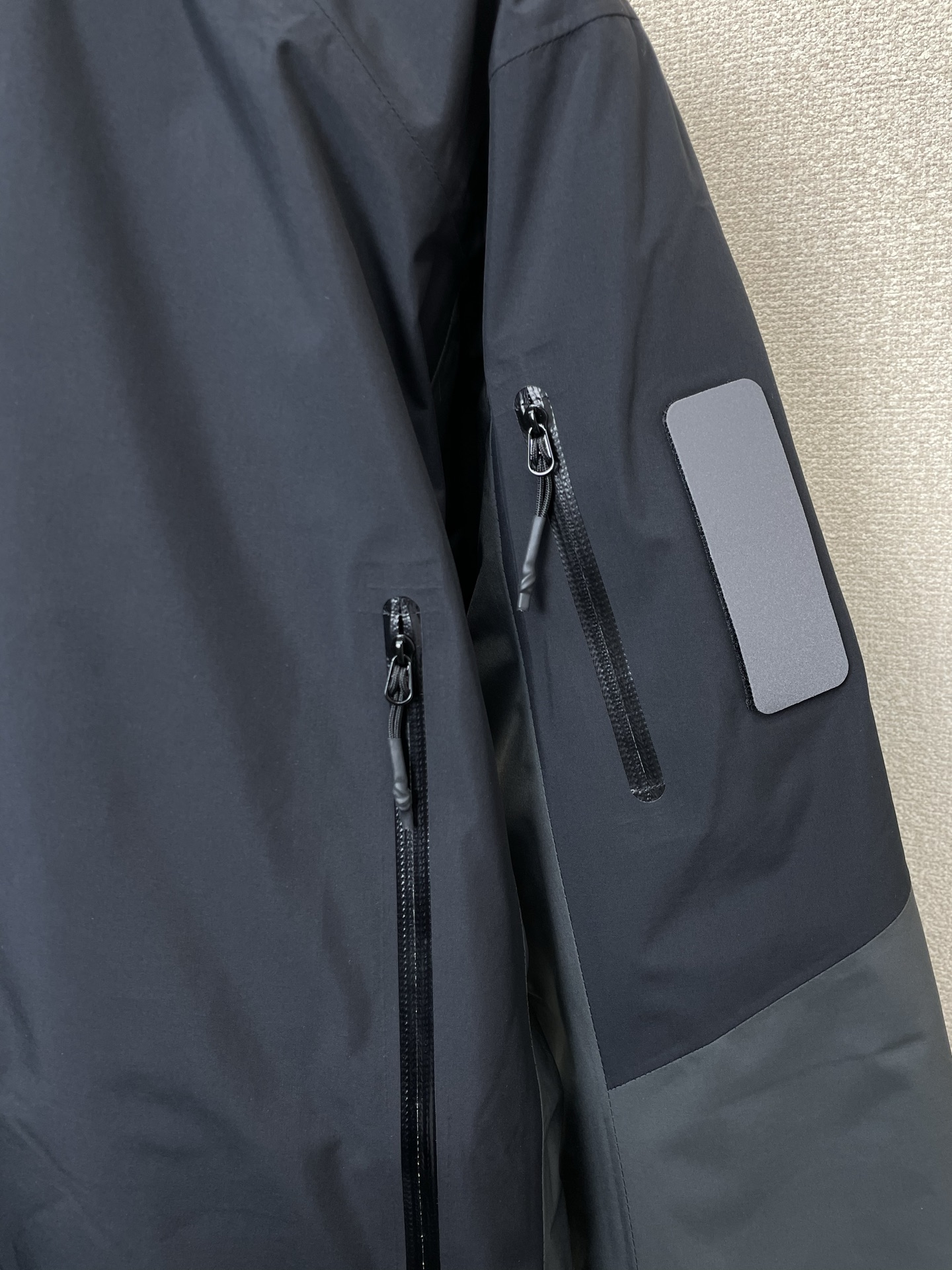 。羽绒服- Arc’teryx始祖鸟💥砸锅卖铁都要上的新款！秋冬新款连帽羽绒服。帽子可收起设计 贸易公司