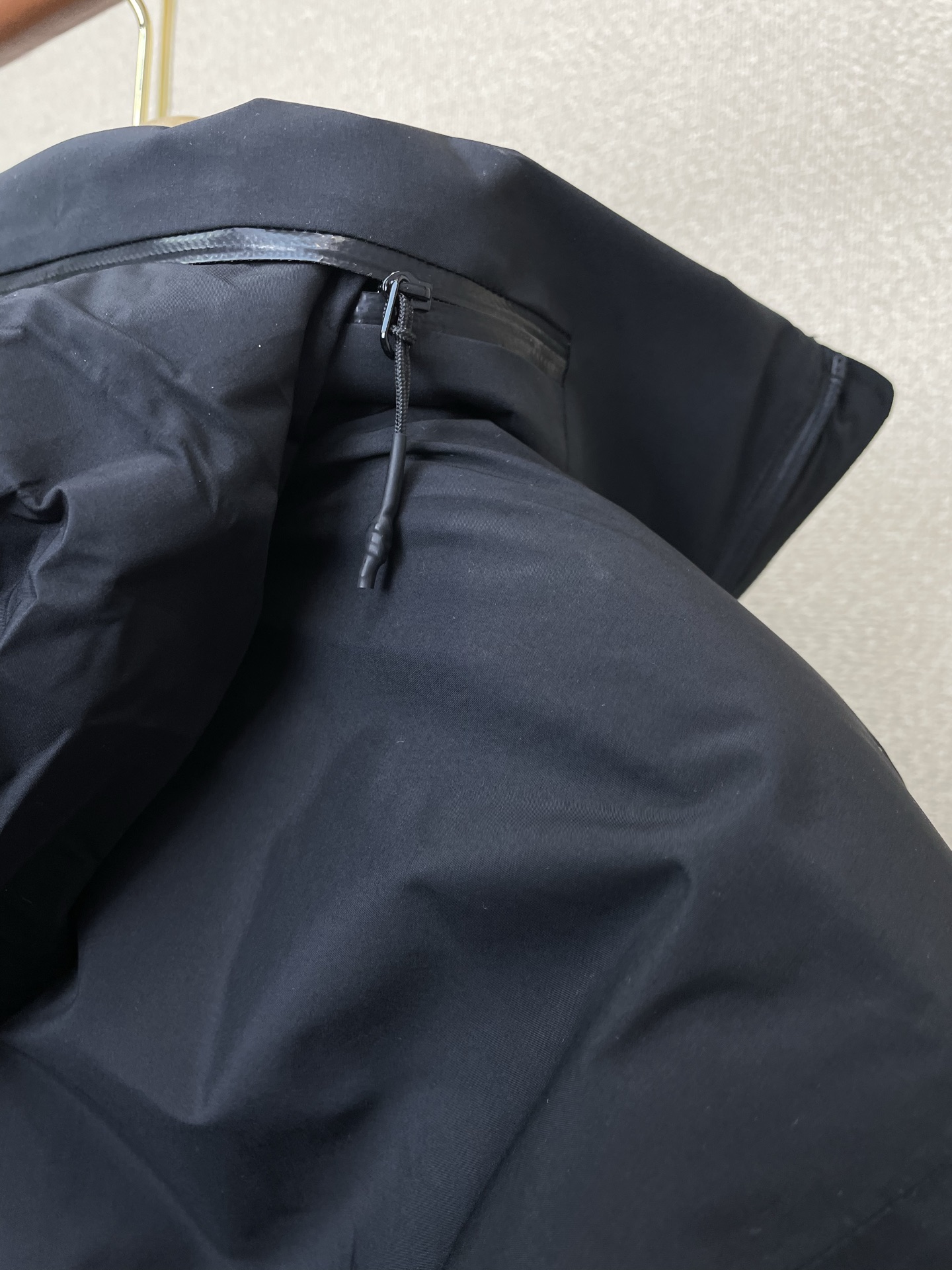 。羽绒服- Arc’teryx始祖鸟💥砸锅卖铁都要上的新款！秋冬新款连帽羽绒服。帽子可收起设计 贸易公司