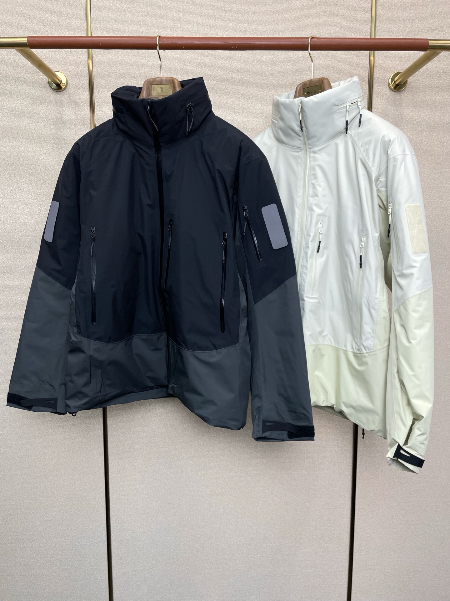 NO:598083,.Down Jacket - Arc’teryx exclusively supplies new hooded down jackets for autumn and winter. The hood is retractable and the trading company has few channels. It is a must-have warm item for cooling weather. It can be worn for daily or outdoor sports. It is wear-resistant, scratch-resistant and easy to care for. It is paired with large square quilting technology to create a fluffy and full overall effect. It also has a strong thermal insulation and temperature locking effect, so that you are not afraid of the cold outdoor weather in autumn and winter!  Size M-2XL,arc'teryx,down jacket,hats,alexander wang19860909.羽绒服- Arc’teryx始祖鸟独家专供秋冬新款连帽羽绒服.帽子可收起设计 贸易公司渠道稀出,降温天气必备的保暖单品,不论是日常还是户外运动都能穿.耐磨防刮易打理,在搭配大方格绗缝工艺,打造蓬松饱满的整体效果,兼顾强悍的保暖锁温效果,让你无惧秋冬季寒冷的户外天气! 尺码M-2XL,arc'teryx,down jacket,hats,alexander wang,Men's clothing