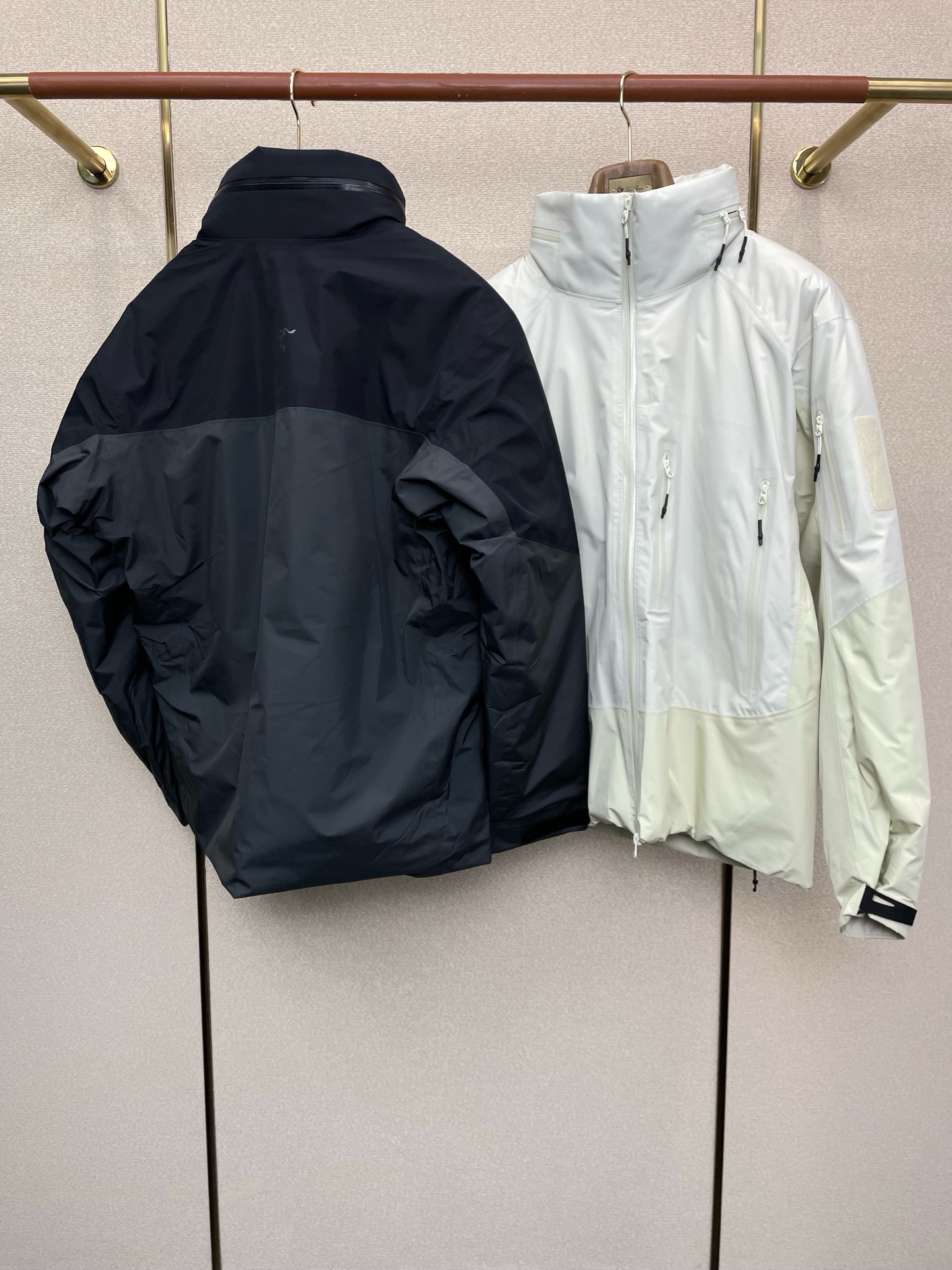 。羽绒服- Arc’teryx始祖鸟💥砸锅卖铁都要上的新款！秋冬新款连帽羽绒服。帽子可收起设计 贸易公司