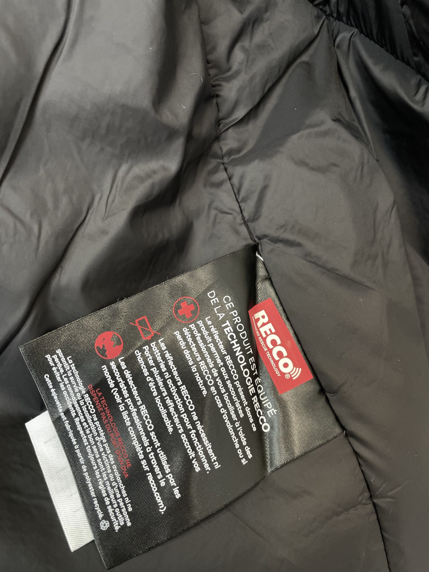 。羽绒服- Arc’teryx始祖鸟💥砸锅卖铁都要上的新款！秋冬新款连帽羽绒服。帽子可收起设计 贸易公司