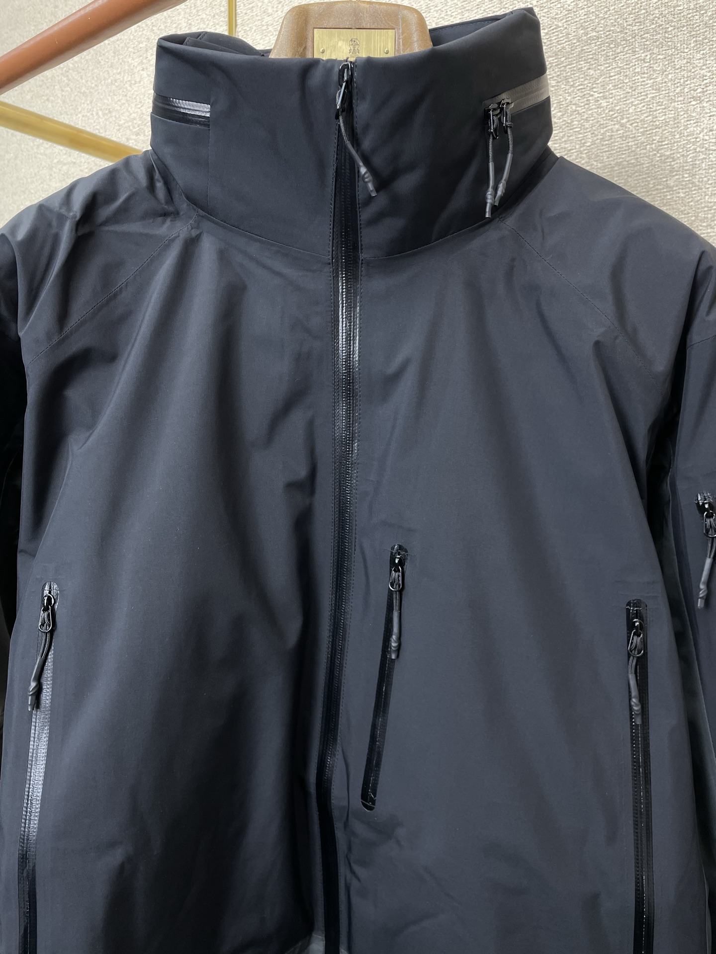 。羽绒服- Arc’teryx始祖鸟💥砸锅卖铁都要上的新款！秋冬新款连帽羽绒服。帽子可收起设计 贸易公司