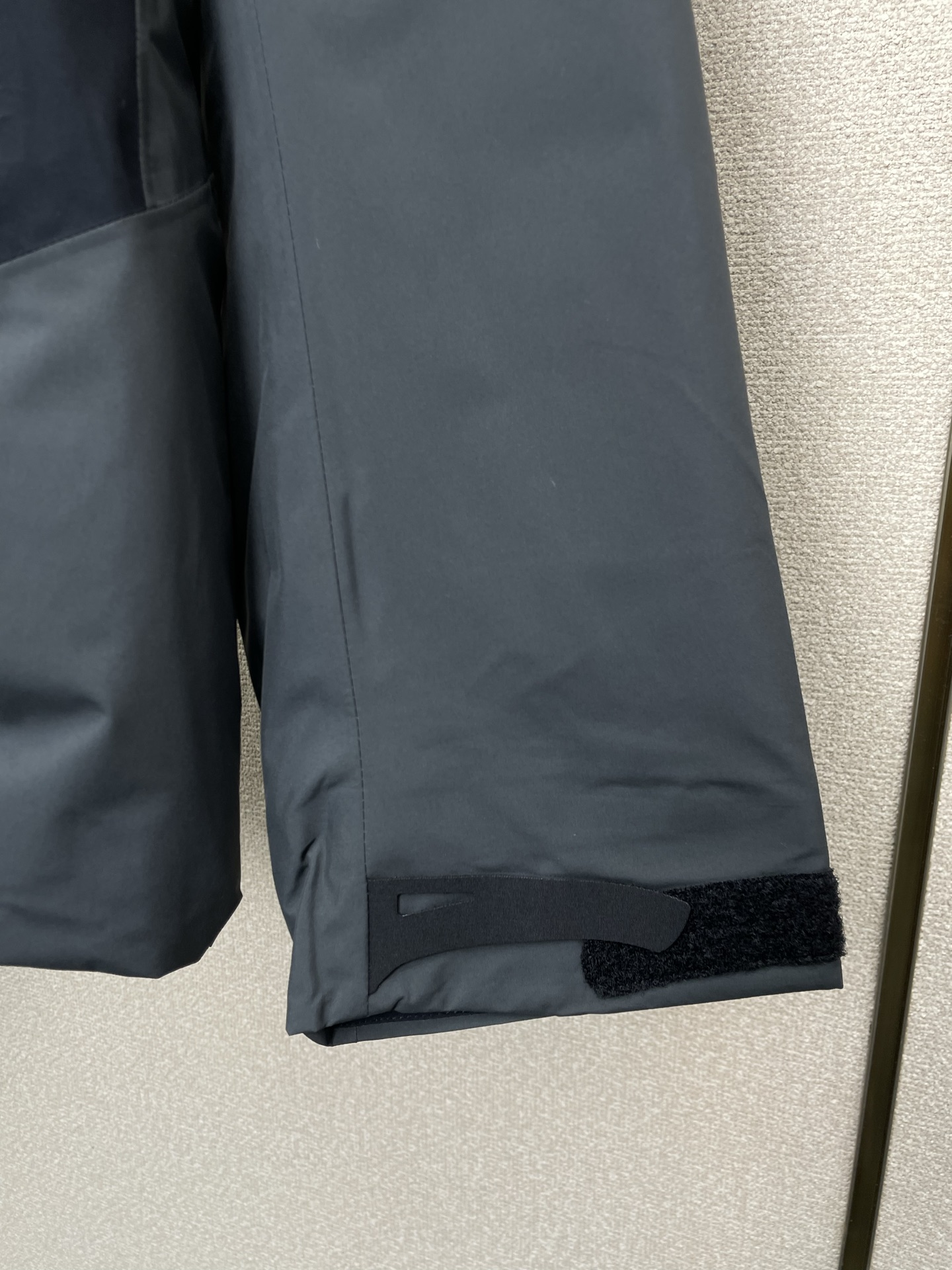 。羽绒服- Arc’teryx始祖鸟💥砸锅卖铁都要上的新款！秋冬新款连帽羽绒服。帽子可收起设计 贸易公司