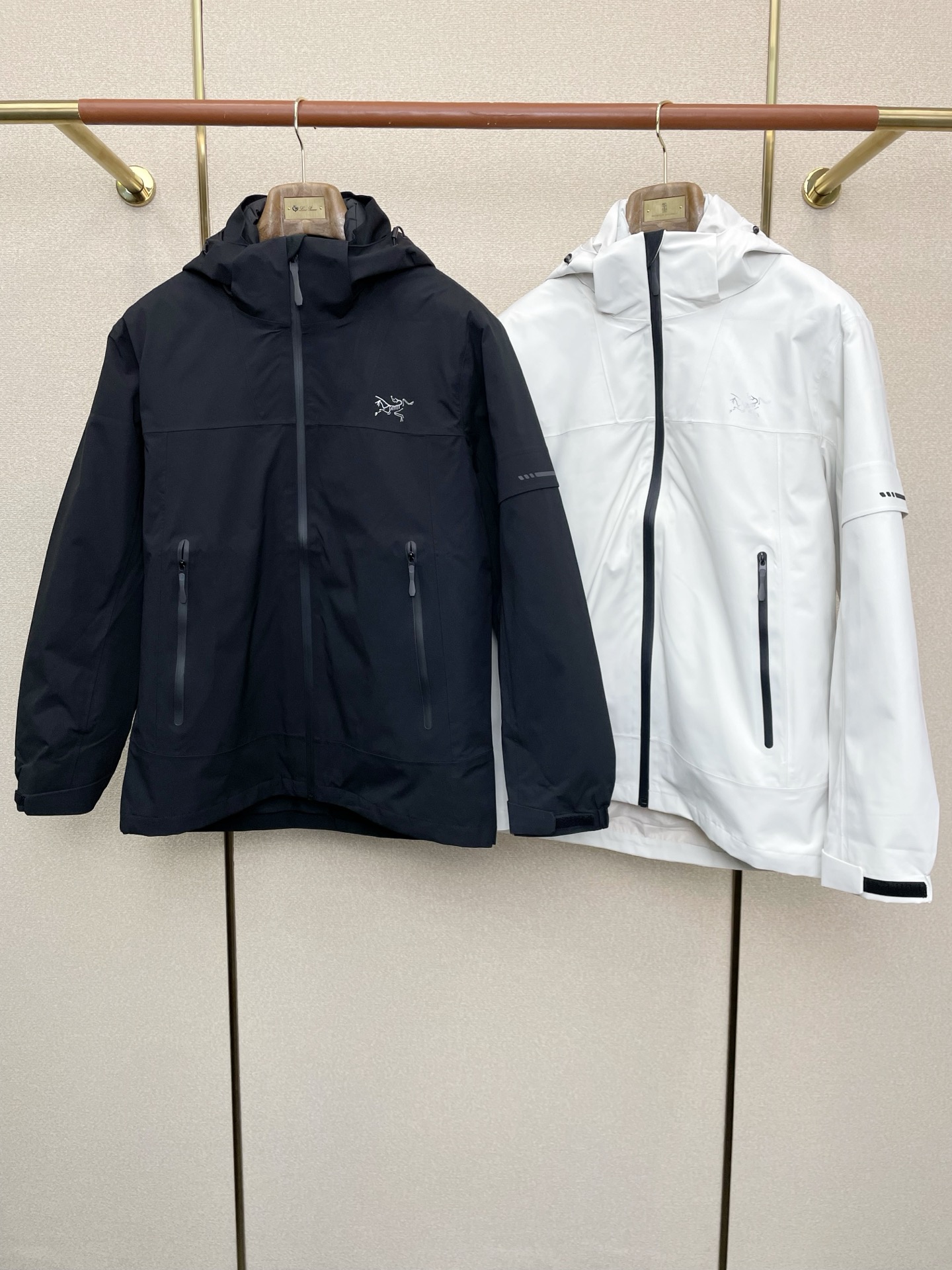 NO:598079,. Down Jacket - Arc’teryx exclusively supplies new hooded down jackets for autumn and winter. Three-in-one down jackets are rarely available from trading company channels. They are a must-have thermal item for cooling down the weather. They can be worn for daily or outdoor sports. Wear-resistant, scratch-resistant and easy to care for. It is paired with large square quilting technology to create a fluffy and full overall effect. It also has a strong thermal insulation and temperature locking effect, so that you are not afraid of the cold outdoor weather in autumn and winter!  Size M-3XL,arc'teryx,jackets & coats,down jacket,hats,alexander wang19860909.羽绒服- Arc’teryx始祖鸟独家专供秋冬新款连帽羽绒服.三合一羽绒冲锋衣夹克 贸易公司渠道稀出,降温天气必备的保暖单品,不论是日常还是户外运动都能穿.耐磨防刮易打理,在搭配大方格绗缝工艺,打造蓬松饱满的整体效果,兼顾强悍的保暖锁温效果,让你无惧秋冬季寒冷的户外天气! 尺码M-3XL,arc'teryx,jackets & coats,down jacket,hats,alexander wang,Men's clothing