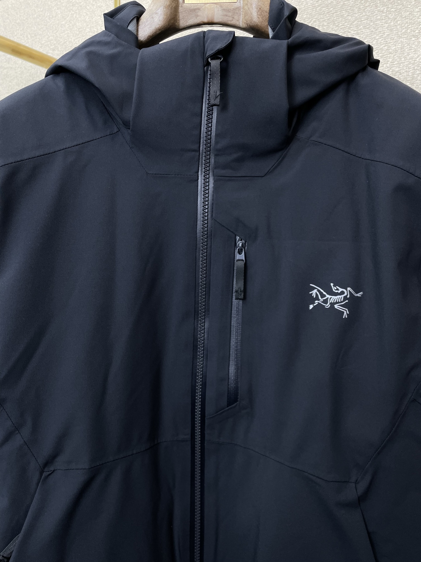 。羽绒服- Arc’teryx始祖鸟💥砸锅卖铁都要上的新款！秋冬新款连帽羽绒服。帽子可拆卸设计 贸易公司