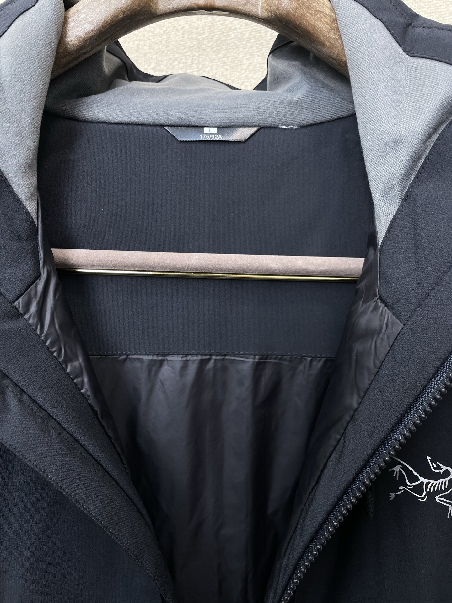 。羽绒服- Arc’teryx始祖鸟💥砸锅卖铁都要上的新款！秋冬新款连帽羽绒服。帽子可拆卸设计 贸易公司