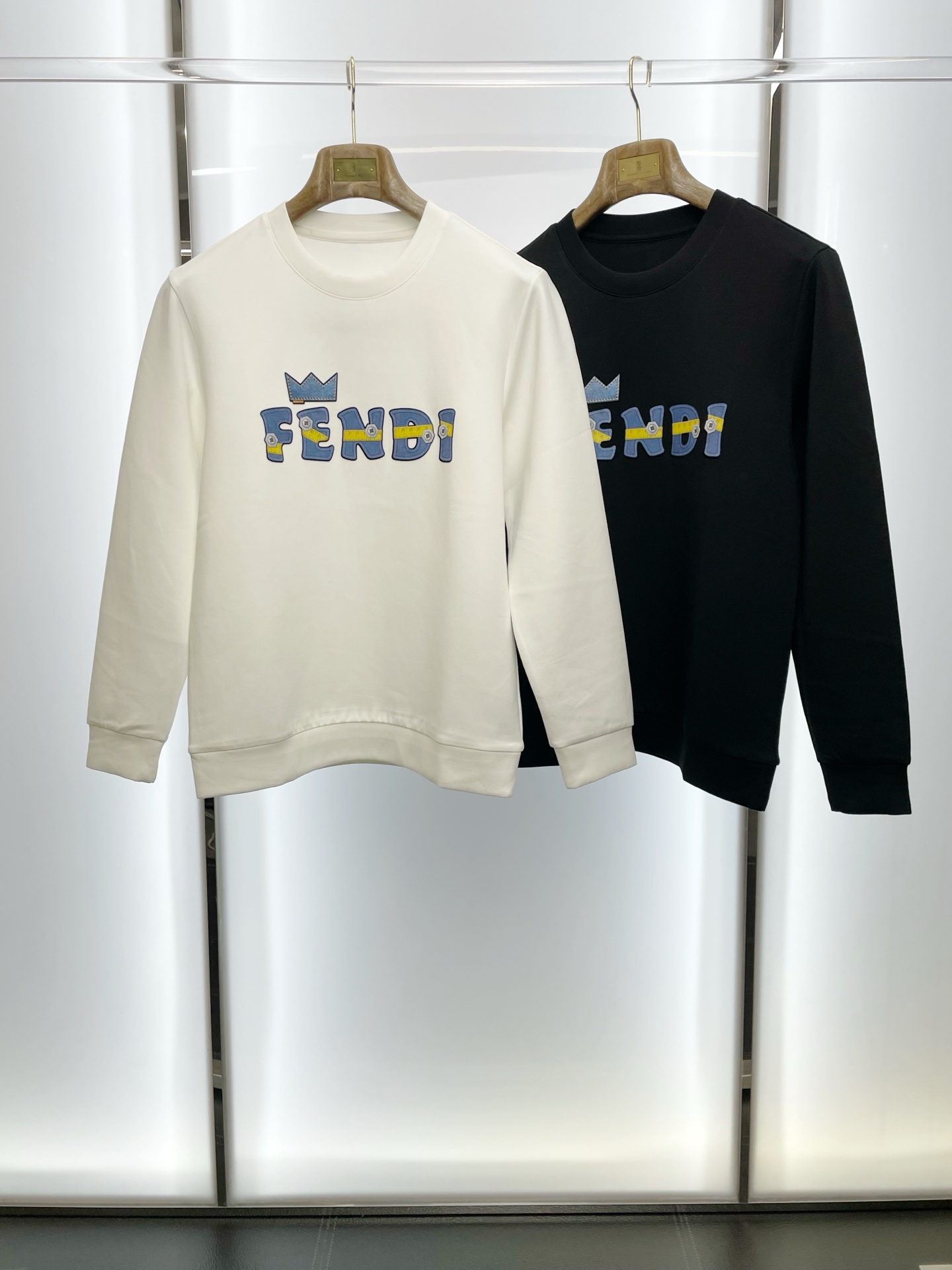 NO:598032,.FENDI Fendi exclusively provides new original men's casual sweatshirts. High-end customization. High-end version. Fashionable and versatile imported fabrics. Super soft and delicate feel. Skin-friendly and comfortable to wear. Plush velvet to keep warm and comfortable. High-end boutique. The upper body is exquisitely made by the factory. Men's must-have items. Three standards are complete. Size M-3XL,,fendi,fendi,hoodie,sweatshirts,alexander wang19860909.FENDI芬迪独家专供新款原单男士休闲卫衣 高端定制 高端版本 时尚百搭爆款进口面料 手感超柔软细腻 穿着亲肤舒适 加绒保暖舒适 高端精品 代工厂精细做上身非常赞 男士必备单品 三标齐全 码数M-3XL,,fendi,fendi,hoodie,sweatshirts,alexander wang,Men's clothing