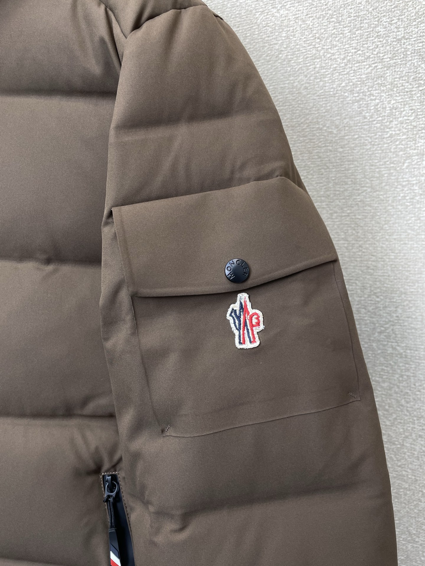 。羽绒服-Moncler蒙口💥砸锅卖铁都要上的新款！秋冬新款羽绒服夹克。贸易公司渠道稀出，降温天气必备的