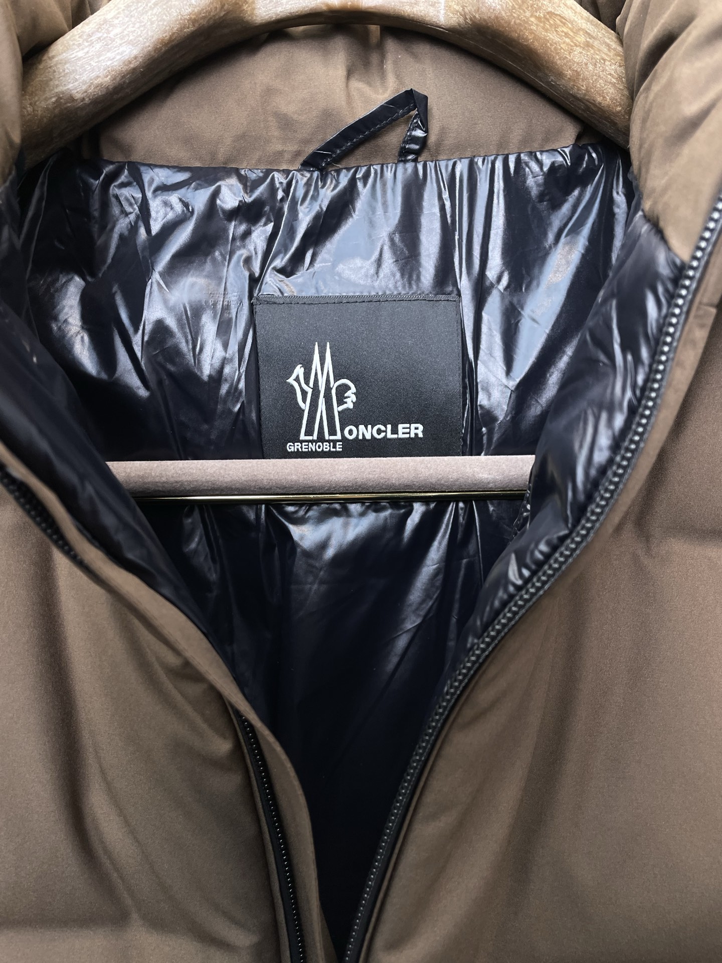 。羽绒服-Moncler蒙口💥砸锅卖铁都要上的新款！秋冬新款羽绒服夹克。贸易公司渠道稀出，降温天气必备的