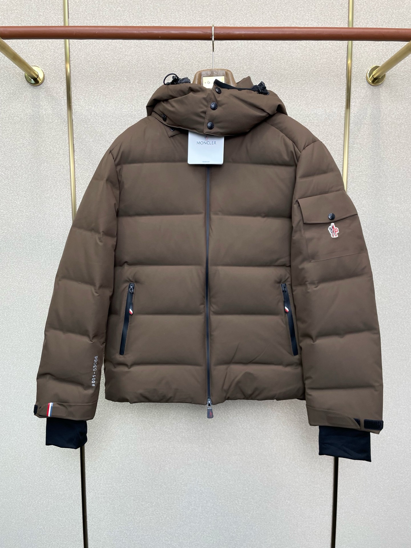 。羽绒服-Moncler蒙口💥砸锅卖铁都要上的新款！秋冬新款羽绒服夹克。贸易公司渠道稀出，降温天气必备的